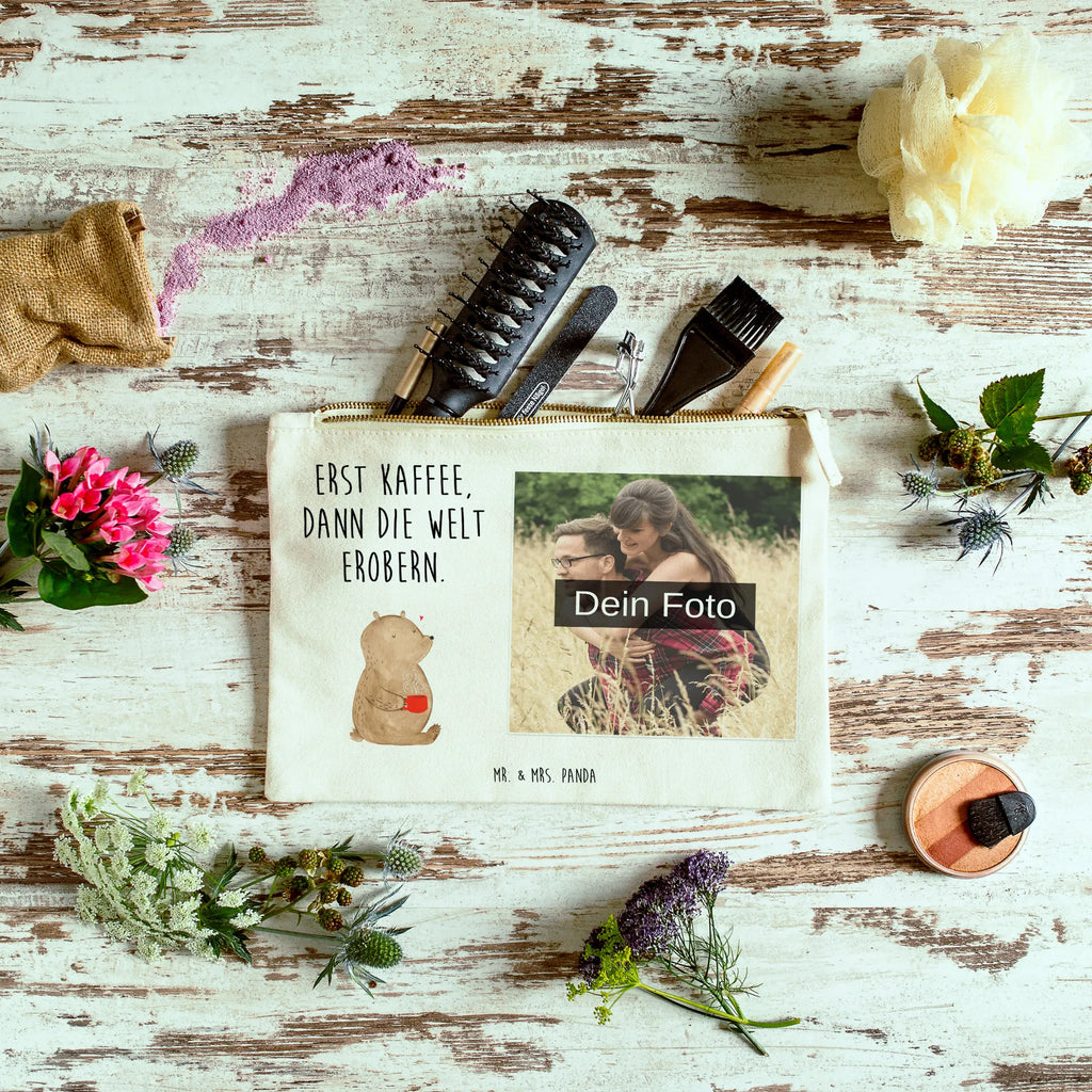 Personalisierte Foto Schminktasche Bär Kaffee Make-Up Tasche Mit Foto, Kosmetiktasche Damen Mit Bild, Reise-Kosmetiktasche Mit Eigenem Motiv, Aufbewahrung Für Schminke Mit Foto, Schminktasche Mit Eigenem Bild, Schminktasche Blumen Mit Foto, Schminkbeutel Mit Fotodruck, Schminktasche Klein Mit Foto, Schminktasche Für Mädchen Mit Foto, Schminktasche Mit Wunschfoto, Personalisierte Schminktasche Mit Foto, Schminktasche Für Teenager Mit Bild, Schminktasche Nachhaltig Mit Bild, Schminktasche Für Unterwegs Mit Foto, Schminktasche Tiermotiv Mit Eigenem Bild, Schminktasche Mit Muster Und Foto, Schminktasche Mit Reißverschluss Und Foto, Kosmetiktasche Für Handtasche Mit Foto, Kosmetiktasche Mit Foto, Schminktasche Stoff Mit Eigenem Foto, Stifteaufbewahrung Mit Bild, Kosmetiktasche Organizer Mit Foto, Kulturbeutel Damen Mit Foto, Schminktasche Leder Mit Fotodruck, Schminktasche Groß Mit Bild, Schminktasche Mit Fächern Und Bild, Kosmetiktasche Zum Mitnehmen Mit Bild, Schminktäschchen Mit Bild, Schminktasche Geschenk Mit Foto, Schminktasche Zum Aufhängen Mit Bild, Schminktasche Reise Mit Foto, Stiftetasche Mit Eigenem Foto, Schminktasche Mit Foto, Bär, Teddy, Teddybär, Bären, Coffee, Morgenroutine, Welt retten, guten Morgen, Welt erobern, Motivation, Kaffee