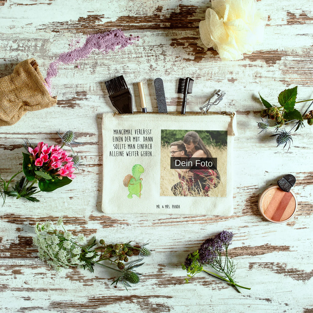 Personalisierte Foto Schminktasche Schildkröte Wanderer Schminktasche Mit Fächern Und Bild, Schminktasche Mit Eigenem Bild, Schminktäschchen Mit Bild, Schminktasche Leder Mit Fotodruck, Schminktasche Mit Muster Und Foto, Kosmetiktasche Organizer Mit Foto, Kosmetiktasche Mit Foto, Schminktasche Mit Wunschfoto, Schminktasche Blumen Mit Foto, Schminktasche Tiermotiv Mit Eigenem Bild, Schminktasche Klein Mit Foto, Schminktasche Für Unterwegs Mit Foto, Schminkbeutel Mit Fotodruck, Schminktasche Groß Mit Bild, Reise-Kosmetiktasche Mit Eigenem Motiv, Kulturbeutel Damen Mit Foto, Kosmetiktasche Für Handtasche Mit Foto, Make-Up Tasche Mit Foto, Personalisierte Schminktasche Mit Foto, Schminktasche Nachhaltig Mit Bild, Schminktasche Mit Foto, Stiftetasche Mit Eigenem Foto, Schminktasche Mit Reißverschluss Und Foto, Stifteaufbewahrung Mit Bild, Schminktasche Zum Aufhängen Mit Bild, Schminktasche Reise Mit Foto, Kosmetiktasche Zum Mitnehmen Mit Bild, Aufbewahrung Für Schminke Mit Foto, Schminktasche Stoff Mit Eigenem Foto, Schminktasche Für Mädchen Mit Foto, Kosmetiktasche Damen Mit Bild, Schminktasche Geschenk Mit Foto, Schminktasche Für Teenager Mit Bild, Schildkröte, Motivationsspruch, Motivation, Schildkröten, Motivationssprüche, Neuanfang