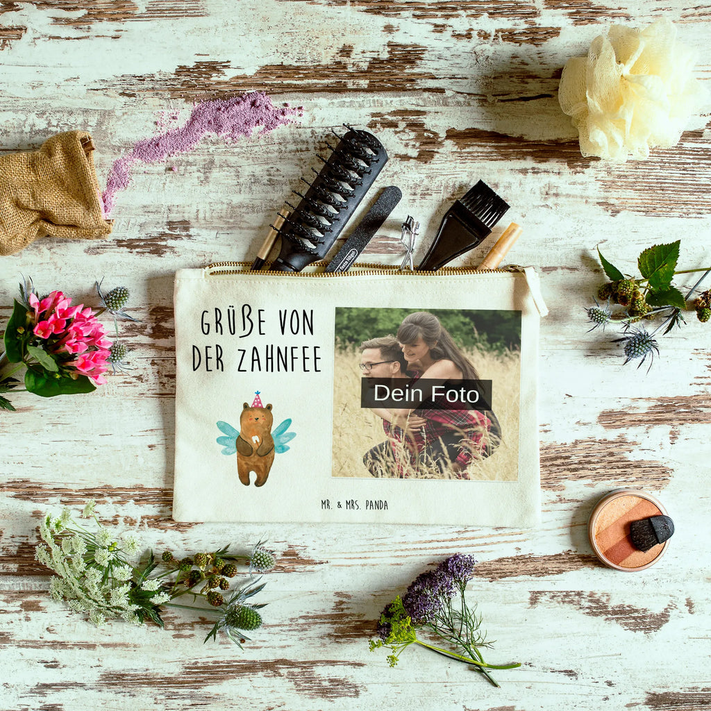 Personalisierte Foto Schminktasche Bär Zahnfee Personalisierte Schminktasche Mit Foto, Stiftetasche Mit Eigenem Foto, Schminktasche Tiermotiv Mit Eigenem Bild, Schminktasche Geschenk Mit Foto, Schminktasche Mit Eigenem Bild, Make-Up Tasche Mit Foto, Kosmetiktasche Für Handtasche Mit Foto, Schminktasche Mit Foto, Kulturbeutel Damen Mit Foto, Schminktasche Für Teenager Mit Bild, Schminktasche Zum Aufhängen Mit Bild, Stifteaufbewahrung Mit Bild, Reise-Kosmetiktasche Mit Eigenem Motiv, Kosmetiktasche Mit Foto, Schminktasche Mit Fächern Und Bild, Schminktasche Reise Mit Foto, Schminktasche Nachhaltig Mit Bild, Schminkbeutel Mit Fotodruck, Schminktasche Mit Wunschfoto, Schminktasche Leder Mit Fotodruck, Kosmetiktasche Damen Mit Bild, Schminktasche Mit Reißverschluss Und Foto, Schminktasche Stoff Mit Eigenem Foto, Schminktasche Klein Mit Foto, Schminktasche Für Mädchen Mit Foto, Kosmetiktasche Zum Mitnehmen Mit Bild, Schminktasche Blumen Mit Foto, Schminktasche Mit Muster Und Foto, Schminktasche Groß Mit Bild, Schminktäschchen Mit Bild, Schminktasche Für Unterwegs Mit Foto, Aufbewahrung Für Schminke Mit Foto, Kosmetiktasche Organizer Mit Foto, Bär, Teddy, Teddybär, Fee, Zahnfee, Milchzahn, Erster Zahn