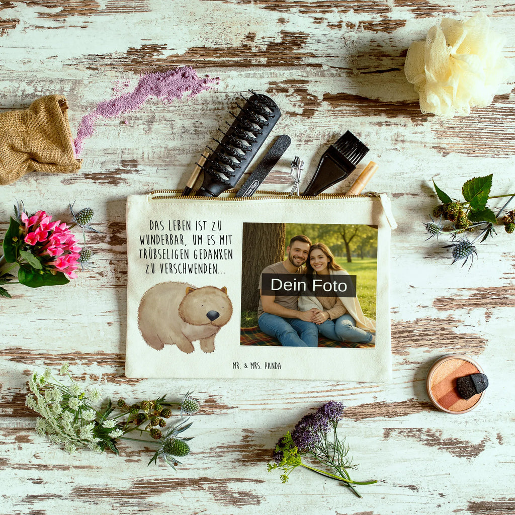 Personalisierte Foto Schminktasche Wombat Schminktasche Mit Wunschfoto, Schminktasche Für Unterwegs Mit Foto, Schminktasche Für Teenager Mit Bild, Aufbewahrung Für Schminke Mit Foto, Kosmetiktasche Zum Mitnehmen Mit Bild, Schminktasche Tiermotiv Mit Eigenem Bild, Reise-Kosmetiktasche Mit Eigenem Motiv, Schminktäschchen Mit Bild, Kulturbeutel Damen Mit Foto, Schminktasche Mit Foto, Kosmetiktasche Organizer Mit Foto, Make-Up Tasche Mit Foto, Schminktasche Für Mädchen Mit Foto, Personalisierte Schminktasche Mit Foto, Schminkbeutel Mit Fotodruck, Schminktasche Leder Mit Fotodruck, Stiftetasche Mit Eigenem Foto, Schminktasche Nachhaltig Mit Bild, Schminktasche Geschenk Mit Foto, Schminktasche Groß Mit Bild, Schminktasche Stoff Mit Eigenem Foto, Schminktasche Mit Fächern Und Bild, Kosmetiktasche Mit Foto, Schminktasche Mit Reißverschluss Und Foto, Kosmetiktasche Damen Mit Bild, Schminktasche Mit Eigenem Bild, Schminktasche Zum Aufhängen Mit Bild, Schminktasche Klein Mit Foto, Schminktasche Reise Mit Foto, Schminktasche Blumen Mit Foto, Kosmetiktasche Für Handtasche Mit Foto, Stifteaufbewahrung Mit Bild, Schminktasche Mit Muster Und Foto, Tiermotive, Gute Laune, lustige Sprüche, Tiere, Das Leben ist schön, Wombat, Motivation, Australien, Spruch