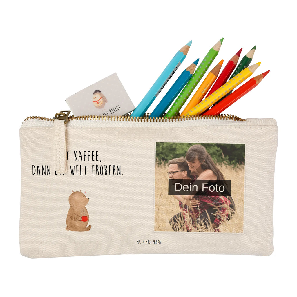 Personalisierte Foto Schminktasche Bär Kaffee Make-Up Tasche Mit Foto, Kosmetiktasche Damen Mit Bild, Reise-Kosmetiktasche Mit Eigenem Motiv, Aufbewahrung Für Schminke Mit Foto, Schminktasche Mit Eigenem Bild, Schminktasche Blumen Mit Foto, Schminkbeutel Mit Fotodruck, Schminktasche Klein Mit Foto, Schminktasche Für Mädchen Mit Foto, Schminktasche Mit Wunschfoto, Personalisierte Schminktasche Mit Foto, Schminktasche Für Teenager Mit Bild, Schminktasche Nachhaltig Mit Bild, Schminktasche Für Unterwegs Mit Foto, Schminktasche Tiermotiv Mit Eigenem Bild, Schminktasche Mit Muster Und Foto, Schminktasche Mit Reißverschluss Und Foto, Kosmetiktasche Für Handtasche Mit Foto, Kosmetiktasche Mit Foto, Schminktasche Stoff Mit Eigenem Foto, Stifteaufbewahrung Mit Bild, Kosmetiktasche Organizer Mit Foto, Kulturbeutel Damen Mit Foto, Schminktasche Leder Mit Fotodruck, Schminktasche Groß Mit Bild, Schminktasche Mit Fächern Und Bild, Kosmetiktasche Zum Mitnehmen Mit Bild, Schminktäschchen Mit Bild, Schminktasche Geschenk Mit Foto, Schminktasche Zum Aufhängen Mit Bild, Schminktasche Reise Mit Foto, Stiftetasche Mit Eigenem Foto, Schminktasche Mit Foto, Bär, Teddy, Teddybär, Bären, Coffee, Morgenroutine, Welt retten, guten Morgen, Welt erobern, Motivation, Kaffee