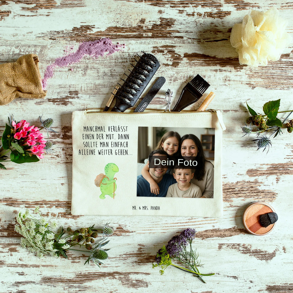 Personalisierte Foto Schminktasche Schildkröte Wanderer Schminktasche Mit Fächern Und Bild, Schminktasche Mit Eigenem Bild, Schminktäschchen Mit Bild, Schminktasche Leder Mit Fotodruck, Schminktasche Mit Muster Und Foto, Kosmetiktasche Organizer Mit Foto, Kosmetiktasche Mit Foto, Schminktasche Mit Wunschfoto, Schminktasche Blumen Mit Foto, Schminktasche Tiermotiv Mit Eigenem Bild, Schminktasche Klein Mit Foto, Schminktasche Für Unterwegs Mit Foto, Schminkbeutel Mit Fotodruck, Schminktasche Groß Mit Bild, Reise-Kosmetiktasche Mit Eigenem Motiv, Kulturbeutel Damen Mit Foto, Kosmetiktasche Für Handtasche Mit Foto, Make-Up Tasche Mit Foto, Personalisierte Schminktasche Mit Foto, Schminktasche Nachhaltig Mit Bild, Schminktasche Mit Foto, Stiftetasche Mit Eigenem Foto, Schminktasche Mit Reißverschluss Und Foto, Stifteaufbewahrung Mit Bild, Schminktasche Zum Aufhängen Mit Bild, Schminktasche Reise Mit Foto, Kosmetiktasche Zum Mitnehmen Mit Bild, Aufbewahrung Für Schminke Mit Foto, Schminktasche Stoff Mit Eigenem Foto, Schminktasche Für Mädchen Mit Foto, Kosmetiktasche Damen Mit Bild, Schminktasche Geschenk Mit Foto, Schminktasche Für Teenager Mit Bild, Schildkröte, Motivationsspruch, Motivation, Schildkröten, Motivationssprüche, Neuanfang