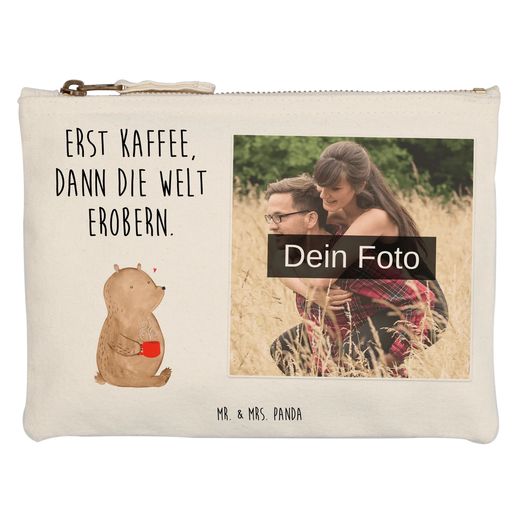 Personalisierte Foto Schminktasche Bär Kaffee Make-Up Tasche Mit Foto, Kosmetiktasche Damen Mit Bild, Reise-Kosmetiktasche Mit Eigenem Motiv, Aufbewahrung Für Schminke Mit Foto, Schminktasche Mit Eigenem Bild, Schminktasche Blumen Mit Foto, Schminkbeutel Mit Fotodruck, Schminktasche Klein Mit Foto, Schminktasche Für Mädchen Mit Foto, Schminktasche Mit Wunschfoto, Personalisierte Schminktasche Mit Foto, Schminktasche Für Teenager Mit Bild, Schminktasche Nachhaltig Mit Bild, Schminktasche Für Unterwegs Mit Foto, Schminktasche Tiermotiv Mit Eigenem Bild, Schminktasche Mit Muster Und Foto, Schminktasche Mit Reißverschluss Und Foto, Kosmetiktasche Für Handtasche Mit Foto, Kosmetiktasche Mit Foto, Schminktasche Stoff Mit Eigenem Foto, Stifteaufbewahrung Mit Bild, Kosmetiktasche Organizer Mit Foto, Kulturbeutel Damen Mit Foto, Schminktasche Leder Mit Fotodruck, Schminktasche Groß Mit Bild, Schminktasche Mit Fächern Und Bild, Kosmetiktasche Zum Mitnehmen Mit Bild, Schminktäschchen Mit Bild, Schminktasche Geschenk Mit Foto, Schminktasche Zum Aufhängen Mit Bild, Schminktasche Reise Mit Foto, Stiftetasche Mit Eigenem Foto, Schminktasche Mit Foto, Bär, Teddy, Teddybär, Bären, Coffee, Morgenroutine, Welt retten, guten Morgen, Welt erobern, Motivation, Kaffee