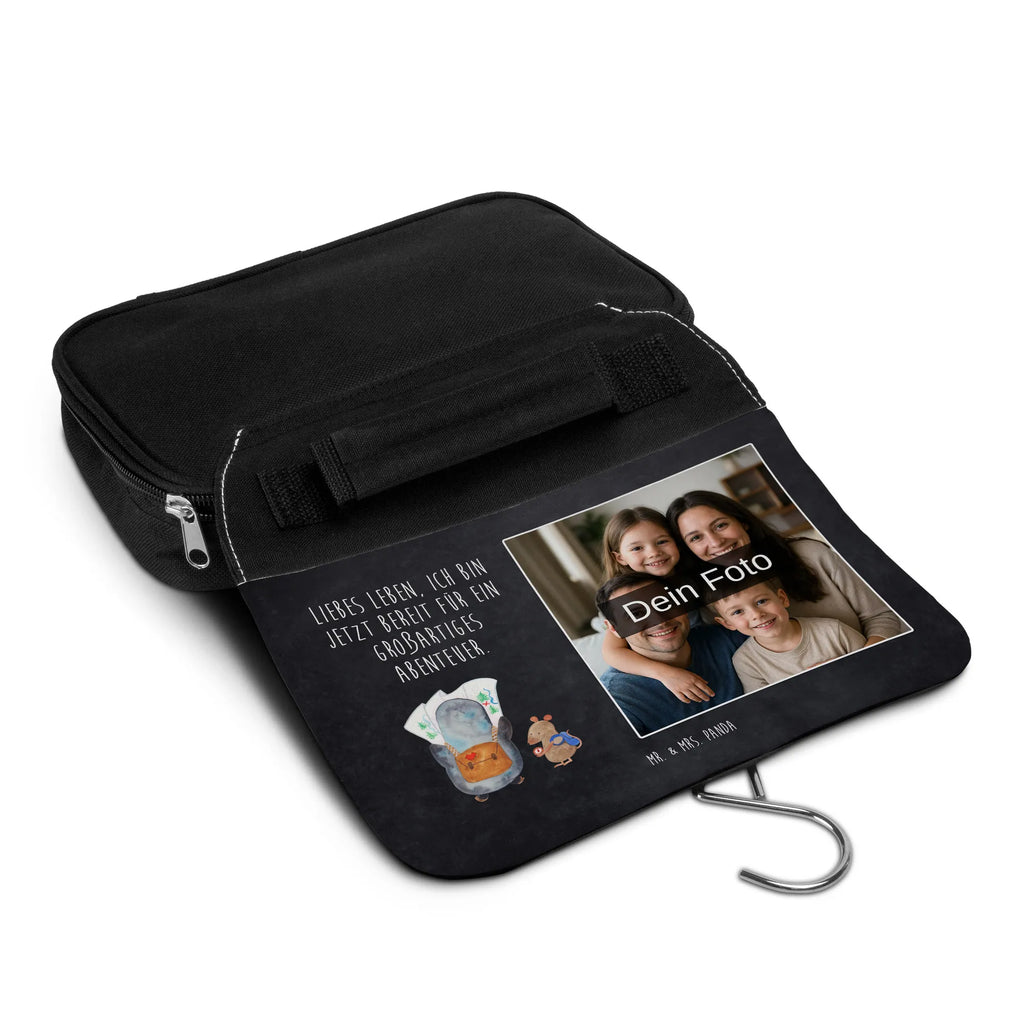 Personalisierter Foto Kulturbeutel Pinguin & Maus Wanderer Waschbeutel Mit Eigenem Foto, Nachhaltiger Kulturbeutel Mit Wunschfoto, Kulturbeutel Mit Kinderbild, Wasserdichter Kulturbeutel Mit Bild, Kulturbeutel Kinder Mit Wunschfoto, Necessaire Mit Bild, Kulturbeutel Mit Haken Und Bild, Kulturbeutel Mit Haustierfoto, Kulturbeutel Damen Mit Foto, Kulturbeutel Mit Reißverschluss Und Foto, Toilettentasche Mit Wunschbild, Kulturbeutel Als Geschenk Mit Wunschfoto, Kulturbeutel Mit Urlaubserinnerung, Kulturbeutel Zum Aufhängen Mit Foto, Kunststoff Kulturbeutel Mit Foto, Kulturbeutel Selbst Gestalten Mit Foto, Kulturbeutel Für Reisen Mit Foto, Kulturbeutel Mit Foto, Filz Kulturbeutel Mit Wunschbild, Kulturbeutel Mit Fächern Und Foto, Fotogeschenk Kulturbeutel, Transparenter Kulturbeutel Mit Foto, Kulturbeutel Mit Familienfoto, Leder Kulturbeutel Mit Foto, Kompakter Kulturbeutel Mit Wunschfoto, Personalisierter Kulturbeutel Mit Wunschfoto, Kulturbeutel Herren Mit Bild, Kulturtasche Mit Bild, Kosmetiktasche Mit Foto, Kulturbeutel Stoff Mit Foto, Reisebeutel Mit Foto, Kulturbeutel Baumwolle Mit Wunschbild, Kulturbeutel Groß Mit Foto, Kulturbeutel Mit Spiegel Und Wunschbild, Kulturbeutel Set Mit Wunschfoto, Kulturbeutel Klein Mit Bild, Pinguin, Ausflug, Roadtrip, wandern, Pinguine, Wanderlust, Abenteuer, Abenteurer