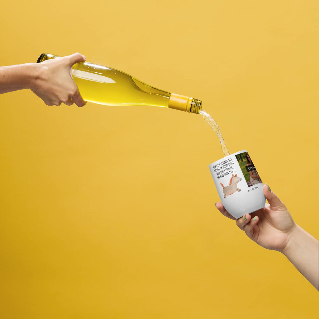 Personalisierter Foto Weinbecher Pferd Springen Weinbecher Für Picknick Mit Wunschfoto, Trinkbecher Wein Mit Bild, Weinkelch Aus Glas Mit Fotodruck, Weinbecher Aus Edelstahl Mit Foto, Universalglas Mit Fotomotiv, Klassisches Weinglas Mit Wunschbild, Fotogeschenk Weinbecher, Bambus-Weinbecher Mit Foto, Umweltfreundliches Weinglas Mit Wunschfoto, Weinbecher Mit Haustierfoto, Weinbecher Mit Familienfoto, Kunststoff-Weinglas Mit Wunschfoto, Acryl-Weinbecher Mit Fotodruck, Weinbecher Mit Urlaubsbild, Rustikaler Weinbecher Mit Foto, Stapelbares Weinglas Mit Fotodruck, Kelchglas Mit Eigenem Foto, Foto-Weinglas Für Hochzeit, Öko Weinglas Mit Foto, Becher Für Wein Mit Fotomotiv, Weinbecher Mit Foto, Spülmaschinenfestes Weinglas Mit Bild, Geschenk-Weinbecher Mit Foto, Weinglas Mit Fotodruck, Weinbecher Mit Collage, Modernes Weinglas Mit Eigenem Foto, Thermo-Weinbecher Mit Bild, Weinbecher Mit Wunschfoto, Kristallglas Mit Wunschfoto, Weinglas Für Zuhause Mit Fotomotiv, Weinglas Für Party Mit Bild, Reise-Weinbecher Mit Foto, Mundgeblasenes Weinglas Mit Foto, Foto-Becher Für Weinliebhaber, Personalisierter Weinbecher Mit Bild, Weinbecher Für Camping Mit Fotodruck, Weinbecher Mit Lieblingsfoto, Bauernhof, Hoftiere, Landwirt, Landwirtin, ausreiten, Pferde, Stall, Pony, reiten, Pferd, Pferdestall, Pferdebesitzer