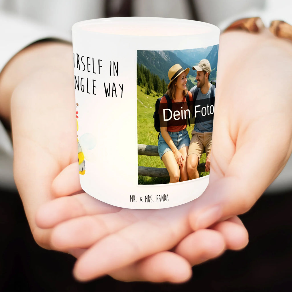 Personalisiertes Foto Windlicht Biene Blume Windlicht Terrasse, Windlichter mit Foto, Teelichthalter für draußen selber gestalten, Teelichthalter Outdoor mit Foto, Windlicht Glas mit Wunschfoto, Windlicht Nachhaltig, Windlicht Dekoration mit Foto, Windlicht Kerzenhalter, Teelichthalter mit Wunschfoto, Windlicht Boho, Windlicht Draußen selber gestalten, Windlicht Outdoor, Windlicht Garten mit Foto, Windlicht Klein, Foto Teelichthalter, Windlicht Design, Windlicht Balkon, Windlicht Modern, Windlicht Für Draußen, Teelicht Glas mit Foto, Windlicht Skandinavisch, Windlicht Geschenk, Windlicht Handgemacht, Windlicht Vintage mit Foto, Windlicht Laterne, Windlicht Groß, Windlicht mit Foto, Windlicht Wohnzimmer, Windlicht Romantisch, Teelichthalter mit Foto, Biene, Wespe, Hummel