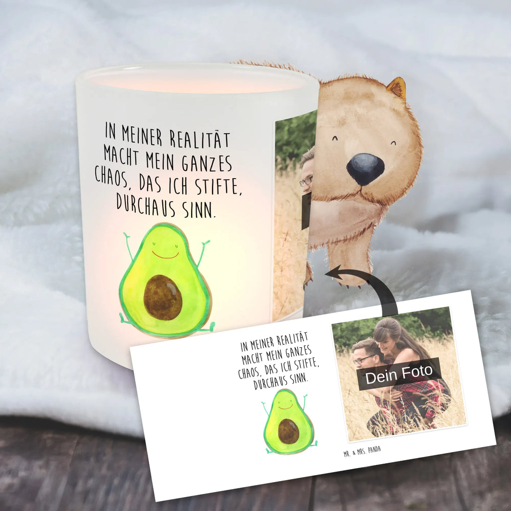 Personalisiertes Foto Windlicht Avocado Glücklich Foto Teelichthalter, Windlicht Outdoor, Windlicht Kerzenhalter, Windlichter mit Foto, Windlicht Modern, Teelichthalter Outdoor mit Foto, Windlicht Nachhaltig, Windlicht Boho, Teelichthalter mit Foto, Windlicht Romantisch, Windlicht Wohnzimmer, Windlicht Geschenk, Teelichthalter mit Wunschfoto, Windlicht Laterne, Teelicht Glas mit Foto, Windlicht mit Foto, Windlicht Vintage mit Foto, Windlicht Skandinavisch, Windlicht Balkon, Windlicht Draußen selber gestalten, Windlicht Klein, Windlicht Groß, Windlicht Garten mit Foto, Windlicht Design, Windlicht Terrasse, Windlicht Handgemacht, Windlicht Glas mit Wunschfoto, Windlicht Dekoration mit Foto, Teelichthalter für draußen selber gestalten, Windlicht Für Draußen, Avocado, Veggie, Vegan, Gesund, Chaos