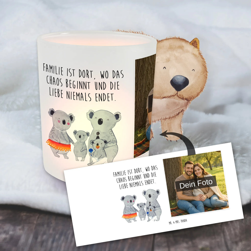 Personalisiertes Foto Windlicht Koala Familie Windlicht Romantisch, Windlicht Skandinavisch, Windlicht mit Foto, Windlicht Kerzenhalter, Teelichthalter Outdoor mit Foto, Windlicht Groß, Windlicht Vintage mit Foto, Windlichter mit Foto, Windlicht Balkon, Teelichthalter mit Wunschfoto, Windlicht Geschenk, Windlicht Design, Windlicht Draußen selber gestalten, Windlicht Terrasse, Windlicht Wohnzimmer, Windlicht Klein, Teelichthalter für draußen selber gestalten, Windlicht Outdoor, Windlicht Glas mit Wunschfoto, Windlicht Dekoration mit Foto, Teelichthalter mit Foto, Windlicht Nachhaltig, Windlicht Handgemacht, Windlicht Modern, Windlicht Laterne, Windlicht Boho, Windlicht Für Draußen, Teelicht Glas mit Foto, Foto Teelichthalter, Windlicht Garten mit Foto, Familie, Vatertag, Muttertag, Bruder, Schwester, Mama, Papa, Oma, Opa, Geschwister, Koala, Family, Kinder, Familienleben, Koalas