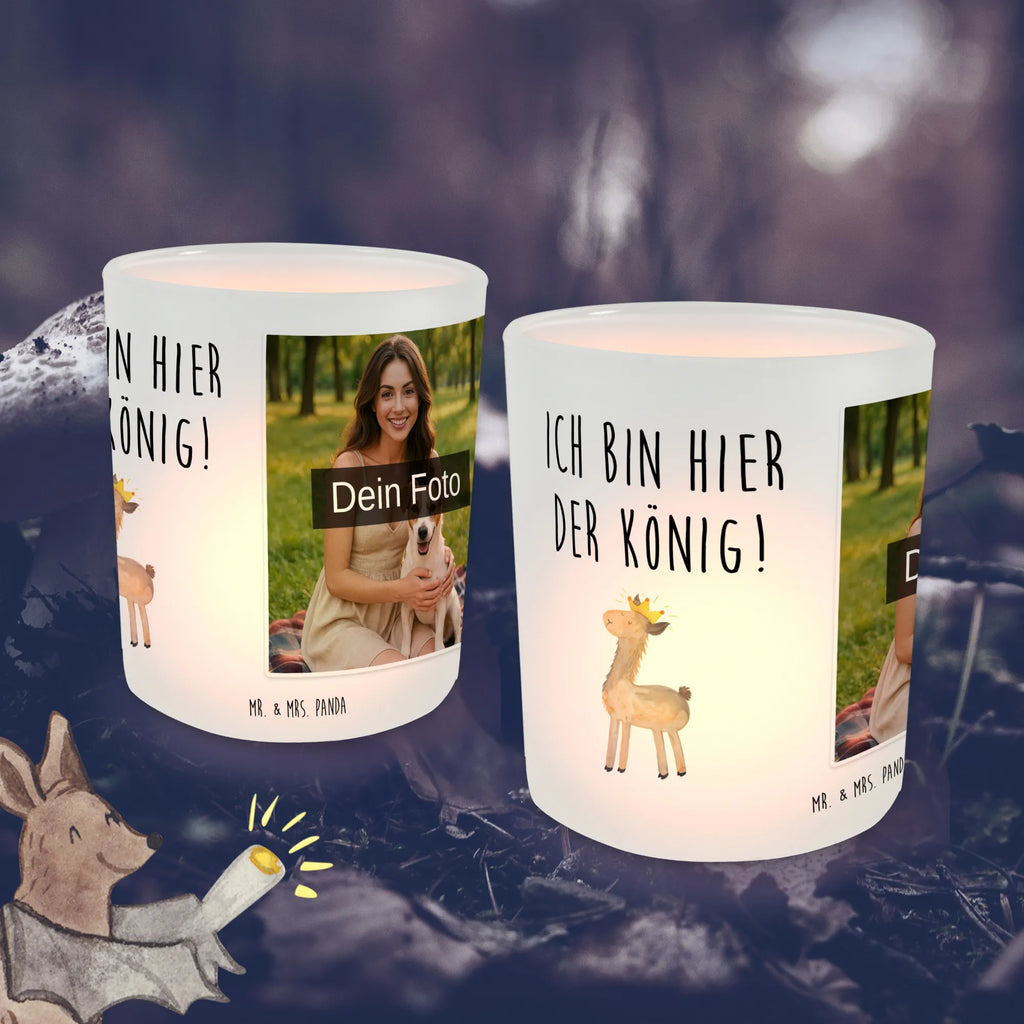 Personalisiertes Foto Windlicht Lama König Teelicht Glas mit Foto, Windlicht Laterne, Windlicht Modern, Windlicht Garten mit Foto, Windlicht Terrasse, Windlicht Balkon, Windlicht Draußen selber gestalten, Windlicht Glas mit Wunschfoto, Windlicht Dekoration mit Foto, Teelichthalter mit Wunschfoto, Windlicht Klein, Windlicht Groß, Windlicht mit Foto, Windlicht Boho, Windlicht Wohnzimmer, Windlicht Romantisch, Windlichter mit Foto, Foto Teelichthalter, Teelichthalter mit Foto, Windlicht Skandinavisch, Windlicht Handgemacht, Windlicht Für Draußen, Windlicht Nachhaltig, Windlicht Outdoor, Teelichthalter Outdoor mit Foto, Windlicht Design, Windlicht Geschenk, Windlicht Vintage mit Foto, Teelichthalter für draußen selber gestalten, Windlicht Kerzenhalter, Lama, Alpaka, Vorgesetzter, Mama, Abitur, Kollegin, Freundin, Chef, Papa, König, Büro Kollege, Lamas, Abi, Königin