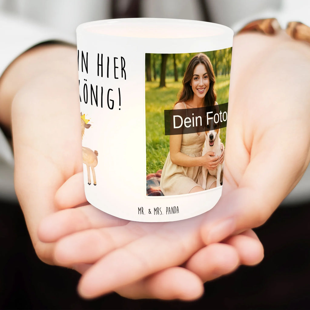Personalisiertes Foto Windlicht Lama König Teelicht Glas mit Foto, Windlicht Laterne, Windlicht Modern, Windlicht Garten mit Foto, Windlicht Terrasse, Windlicht Balkon, Windlicht Draußen selber gestalten, Windlicht Glas mit Wunschfoto, Windlicht Dekoration mit Foto, Teelichthalter mit Wunschfoto, Windlicht Klein, Windlicht Groß, Windlicht mit Foto, Windlicht Boho, Windlicht Wohnzimmer, Windlicht Romantisch, Windlichter mit Foto, Foto Teelichthalter, Teelichthalter mit Foto, Windlicht Skandinavisch, Windlicht Handgemacht, Windlicht Für Draußen, Windlicht Nachhaltig, Windlicht Outdoor, Teelichthalter Outdoor mit Foto, Windlicht Design, Windlicht Geschenk, Windlicht Vintage mit Foto, Teelichthalter für draußen selber gestalten, Windlicht Kerzenhalter, Lama, Alpaka, Vorgesetzter, Mama, Abitur, Kollegin, Freundin, Chef, Papa, König, Büro Kollege, Lamas, Abi, Königin