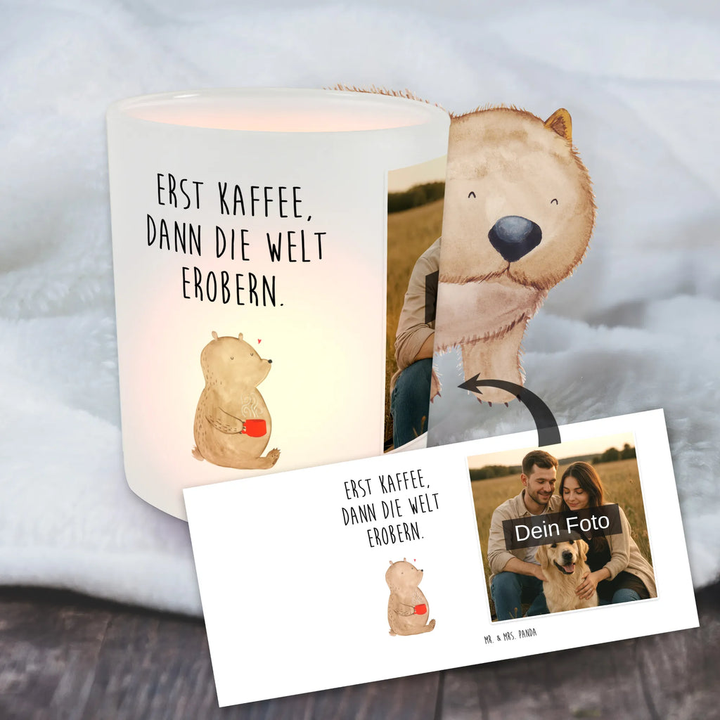 Personalisiertes Foto Windlicht Bär Kaffee Windlicht Kerzenhalter, Windlichter mit Foto, Windlicht Balkon, Windlicht Boho, Windlicht Handgemacht, Windlicht Wohnzimmer, Windlicht Klein, Windlicht Vintage mit Foto, Windlicht Draußen selber gestalten, Windlicht Outdoor, Windlicht Modern, Windlicht Skandinavisch, Windlicht Geschenk, Windlicht Romantisch, Teelichthalter für draußen selber gestalten, Windlicht Laterne, Teelicht Glas mit Foto, Teelichthalter mit Foto, Teelichthalter Outdoor mit Foto, Windlicht Nachhaltig, Windlicht Design, Windlicht Groß, Windlicht Dekoration mit Foto, Windlicht Glas mit Wunschfoto, Windlicht Terrasse, Windlicht Für Draußen, Windlicht Garten mit Foto, Windlicht mit Foto, Foto Teelichthalter, Teelichthalter mit Wunschfoto, Bär, Teddy, Teddybär, Morgenroutine, guten Morgen, Welt erobern, Bären, Coffee, Kaffee, Welt retten, Motivation