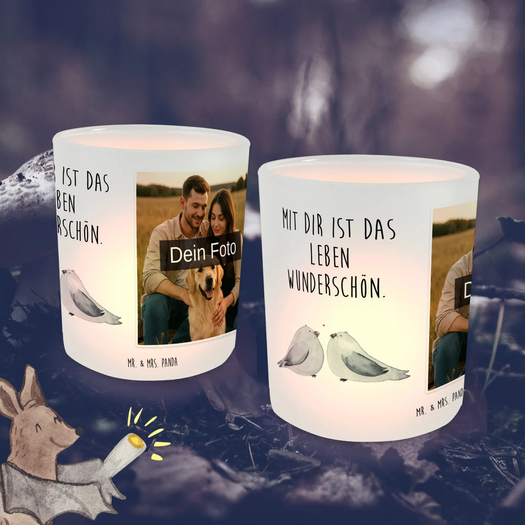 Personalisiertes Foto Windlicht Turteltauben Liebe Windlicht mit Foto, Windlichter mit Foto, Windlicht Glas mit Wunschfoto, Windlicht Vintage mit Foto, Windlicht Draußen selber gestalten, Windlicht Garten mit Foto, Windlicht Dekoration mit Foto, Windlicht Modern, Windlicht Design, Windlicht Kerzenhalter, Windlicht Groß, Windlicht Klein, Windlicht Für Draußen, Windlicht Laterne, Windlicht Romantisch, Windlicht Skandinavisch, Windlicht Boho, Windlicht Handgemacht, Windlicht Nachhaltig, Windlicht Geschenk, Windlicht Wohnzimmer, Windlicht Balkon, Windlicht Terrasse, Windlicht Outdoor, Teelichthalter mit Foto, Teelicht Glas mit Foto, Teelichthalter Outdoor mit Foto, Teelichthalter für draußen selber gestalten, Teelichthalter mit Wunschfoto, Foto Teelichthalter, Liebe, Partner, Freund, Freundin, Ehemann, Ehefrau, Heiraten, Verlobung, Heiratsantrag, Liebesgeschenk, Jahrestag, Hocheitstag, Turteltauben, Turteltäubchen, Tauben, Verliebt, Verlobt, Verheiratet, Geschenk Freundin, Geschenk Freund, Liebesbeweis, Hochzeitstag, Geschenk Hochzeit