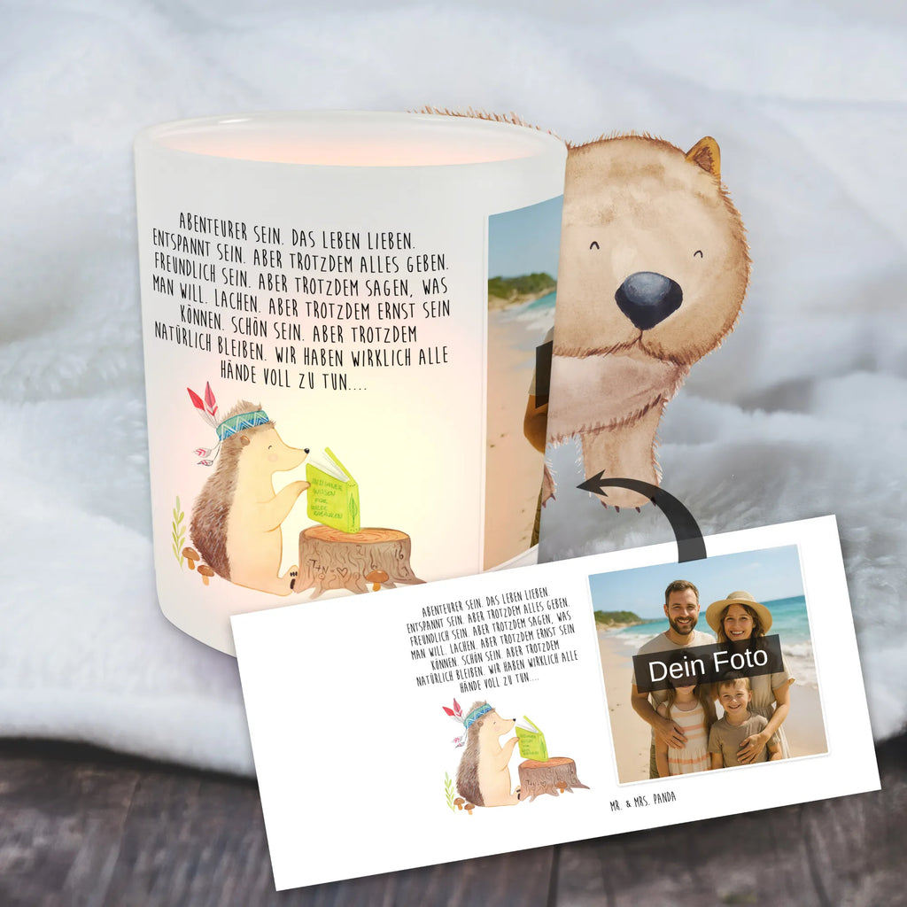 Personalisiertes Foto Windlicht Igel Federschmuck Windlicht Boho, Windlicht Modern, Windlicht Skandinavisch, Windlicht Laterne, Windlicht Wohnzimmer, Windlicht Outdoor, Windlicht mit Foto, Teelicht Glas mit Foto, Windlichter mit Foto, Teelichthalter Outdoor mit Foto, Teelichthalter mit Wunschfoto, Windlicht Für Draußen, Windlicht Design, Windlicht Kerzenhalter, Windlicht Garten mit Foto, Windlicht Romantisch, Windlicht Klein, Teelichthalter für draußen selber gestalten, Windlicht Draußen selber gestalten, Windlicht Handgemacht, Windlicht Nachhaltig, Windlicht Dekoration mit Foto, Windlicht Geschenk, Windlicht Groß, Teelichthalter mit Foto, Windlicht Terrasse, Windlicht Vintage mit Foto, Windlicht Glas mit Wunschfoto, Windlicht Balkon, Foto Teelichthalter, Waldtiere, Tiere, Indianer, Lagerfeuer, Igel, Abenteuer, Camping