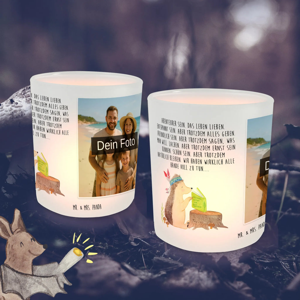 Personalisiertes Foto Windlicht Igel Federschmuck Windlicht Boho, Windlicht Modern, Windlicht Skandinavisch, Windlicht Laterne, Windlicht Wohnzimmer, Windlicht Outdoor, Windlicht mit Foto, Teelicht Glas mit Foto, Windlichter mit Foto, Teelichthalter Outdoor mit Foto, Teelichthalter mit Wunschfoto, Windlicht Für Draußen, Windlicht Design, Windlicht Kerzenhalter, Windlicht Garten mit Foto, Windlicht Romantisch, Windlicht Klein, Teelichthalter für draußen selber gestalten, Windlicht Draußen selber gestalten, Windlicht Handgemacht, Windlicht Nachhaltig, Windlicht Dekoration mit Foto, Windlicht Geschenk, Windlicht Groß, Teelichthalter mit Foto, Windlicht Terrasse, Windlicht Vintage mit Foto, Windlicht Glas mit Wunschfoto, Windlicht Balkon, Foto Teelichthalter, Waldtiere, Tiere, Indianer, Lagerfeuer, Igel, Abenteuer, Camping