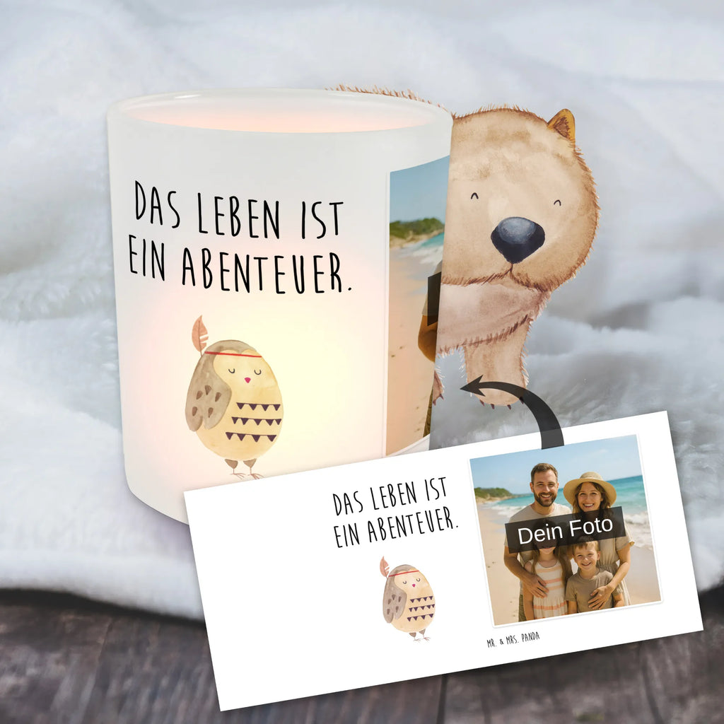 Personalisiertes Foto Windlicht Eule Federschmuck Teelichthalter für draußen selber gestalten, Windlicht Dekoration mit Foto, Windlicht Balkon, Foto Teelichthalter, Windlicht Design, Windlicht Nachhaltig, Teelichthalter Outdoor mit Foto, Windlicht Boho, Windlicht Für Draußen, Teelichthalter mit Wunschfoto, Windlicht Kerzenhalter, Windlicht Groß, Windlicht Terrasse, Teelicht Glas mit Foto, Windlichter mit Foto, Windlicht Wohnzimmer, Windlicht Laterne, Windlicht Draußen selber gestalten, Windlicht Handgemacht, Teelichthalter mit Foto, Windlicht Outdoor, Windlicht mit Foto, Windlicht Geschenk, Windlicht Glas mit Wunschfoto, Windlicht Garten mit Foto, Windlicht Skandinavisch, Windlicht Klein, Windlicht Modern, Windlicht Romantisch, Windlicht Vintage mit Foto, Eule, Owl, Dekoration, Federschmuck, Reisespruch, Eule Deko, Das Leben ist ein Abenteuer