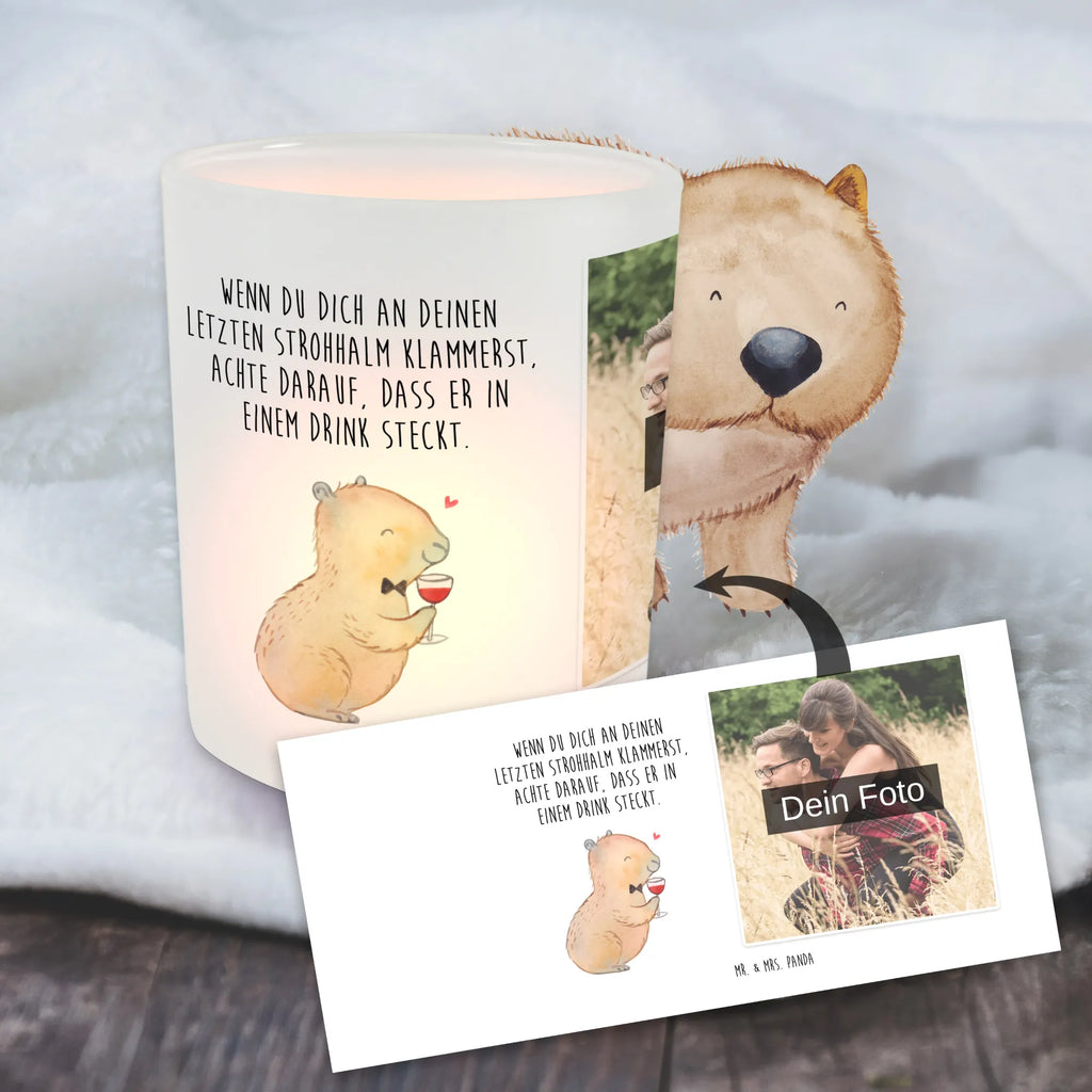 Personalisiertes Foto Windlicht Capybara Wein Windlicht Für Draußen, Windlichter mit Foto, Teelichthalter Outdoor mit Foto, Windlicht Dekoration mit Foto, Windlicht Kerzenhalter, Windlicht Skandinavisch, Windlicht Romantisch, Windlicht Draußen selber gestalten, Windlicht Modern, Teelichthalter mit Foto, Windlicht Balkon, Windlicht Wohnzimmer, Foto Teelichthalter, Windlicht Terrasse, Windlicht Klein, Windlicht Nachhaltig, Windlicht Garten mit Foto, Windlicht Handgemacht, Teelichthalter mit Wunschfoto, Teelicht Glas mit Foto, Windlicht Groß, Windlicht Vintage mit Foto, Windlicht Design, Windlicht Laterne, Windlicht Glas mit Wunschfoto, Windlicht mit Foto, Windlicht Boho, Teelichthalter für draußen selber gestalten, Windlicht Outdoor, Windlicht Geschenk, Tiermotive, Gute Laune, lustige Sprüche, Tiere, Weintrinkendes Nagetier, Wein Spaßbild, Panda Handzeichnung, Weinliebhaber Geschenk, Geschenk für Weinkenner, Capybara Zeichnung, Adrette Tiere, Handgezeichnetes Capybara, Capybara Weinflasche, Capybara Kunstwerk, Liebe zum Wein Spruch, Heiterer Capybara, Stilvolles Capybara