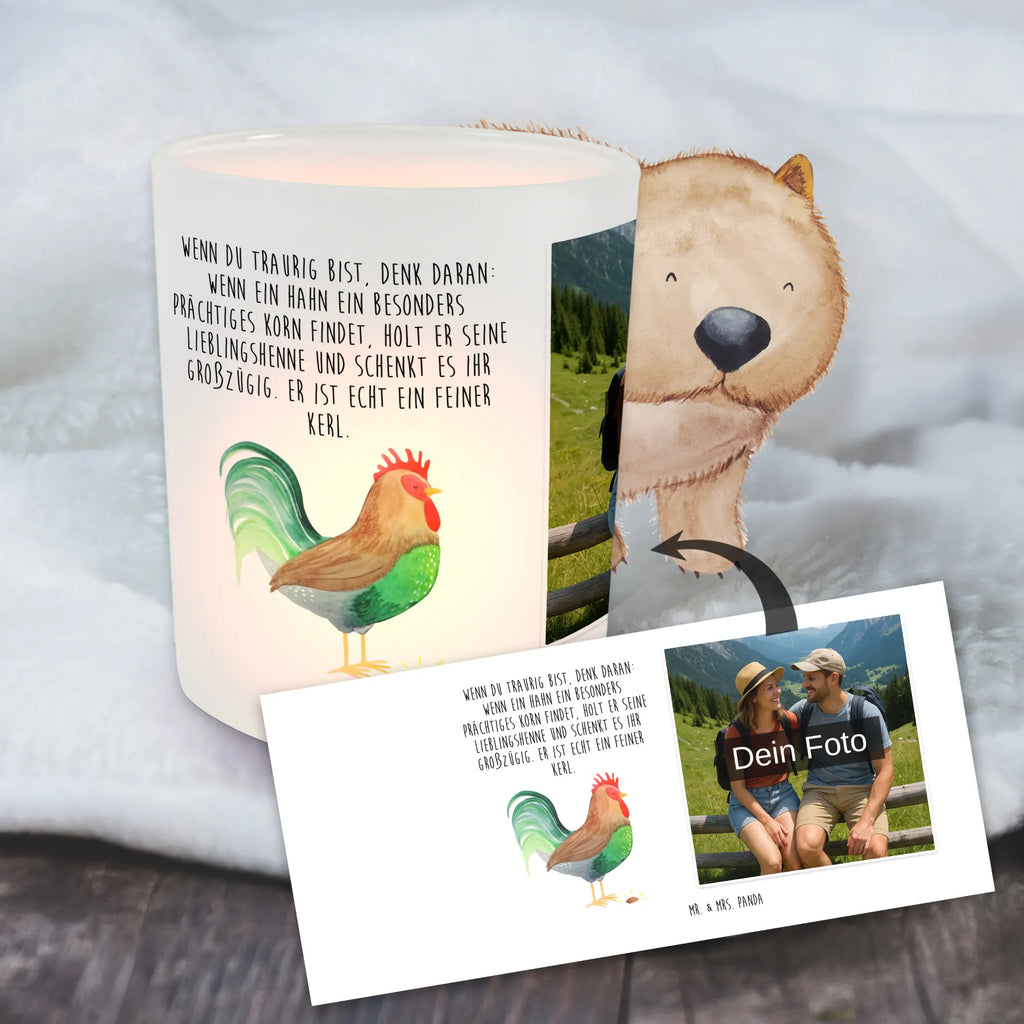 Personalisiertes Foto Windlicht Hahn Korn Foto Teelichthalter, Teelichthalter mit Wunschfoto, Teelichthalter für draußen selber gestalten, Windlichter mit Foto, Windlicht Outdoor, Windlicht mit Foto, Windlicht Handgemacht, Windlicht Kerzenhalter, Windlicht Boho, Windlicht Draußen selber gestalten, Windlicht Für Draußen, Teelichthalter Outdoor mit Foto, Windlicht Romantisch, Windlicht Skandinavisch, Windlicht Klein, Windlicht Groß, Windlicht Geschenk, Windlicht Nachhaltig, Teelicht Glas mit Foto, Windlicht Laterne, Windlicht Dekoration mit Foto, Windlicht Vintage mit Foto, Windlicht Design, Windlicht Modern, Windlicht Glas mit Wunschfoto, Windlicht Terrasse, Windlicht Wohnzimmer, Windlicht Balkon, Teelichthalter mit Foto, Windlicht Garten mit Foto, Bauernhof, Hoftiere, Landwirt, Landwirtin, Hahn, Natur, Korn, Henne, Eier