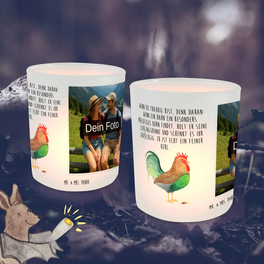 Personalisiertes Foto Windlicht Hahn Korn Foto Teelichthalter, Teelichthalter mit Wunschfoto, Teelichthalter für draußen selber gestalten, Windlichter mit Foto, Windlicht Outdoor, Windlicht mit Foto, Windlicht Handgemacht, Windlicht Kerzenhalter, Windlicht Boho, Windlicht Draußen selber gestalten, Windlicht Für Draußen, Teelichthalter Outdoor mit Foto, Windlicht Romantisch, Windlicht Skandinavisch, Windlicht Klein, Windlicht Groß, Windlicht Geschenk, Windlicht Nachhaltig, Teelicht Glas mit Foto, Windlicht Laterne, Windlicht Dekoration mit Foto, Windlicht Vintage mit Foto, Windlicht Design, Windlicht Modern, Windlicht Glas mit Wunschfoto, Windlicht Terrasse, Windlicht Wohnzimmer, Windlicht Balkon, Teelichthalter mit Foto, Windlicht Garten mit Foto, Bauernhof, Hoftiere, Landwirt, Landwirtin, Hahn, Natur, Korn, Henne, Eier