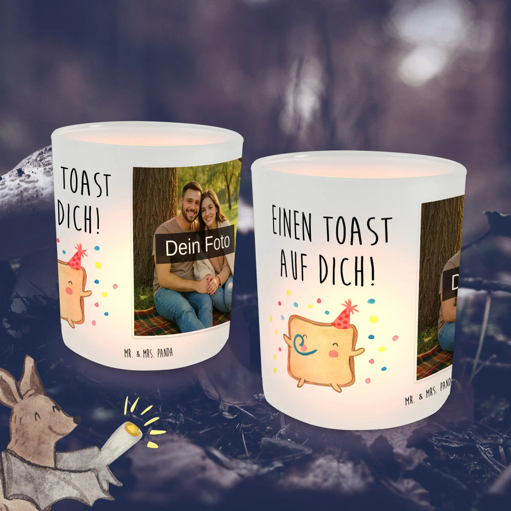 Personalisiertes Foto Windlicht Toast Party Teelicht Glas mit Foto, Windlicht Vintage mit Foto, Windlichter mit Foto, Teelichthalter für draußen selber gestalten, Windlicht Für Draußen, Windlicht Glas mit Wunschfoto, Windlicht Boho, Windlicht mit Foto, Windlicht Draußen selber gestalten, Teelichthalter Outdoor mit Foto, Windlicht Design, Windlicht Modern, Windlicht Geschenk, Windlicht Laterne, Teelichthalter mit Foto, Windlicht Balkon, Windlicht Dekoration mit Foto, Foto Teelichthalter, Windlicht Romantisch, Windlicht Nachhaltig, Windlicht Kerzenhalter, Windlicht Klein, Teelichthalter mit Wunschfoto, Windlicht Skandinavisch, Windlicht Handgemacht, Windlicht Garten mit Foto, Windlicht Groß, Windlicht Outdoor, Windlicht Wohnzimmer, Windlicht Terrasse, Liebe, Partner, Freund, Freundin, Ehemann, Ehefrau, Heiraten, Verlobung, Heiratsantrag, Liebesgeschenk, Jahrestag, Hocheitstag, Valentinstag, Mitbringsel, für Männer, Geschenk für Freundin, Liebesbeweis, Hochzeitstag, Geschenk für Frauen, für Ehemann, Geschenk für Partner