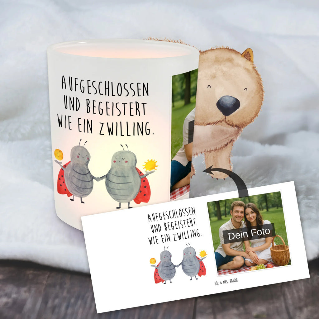 Personalisiertes Foto Windlicht Sternzeichen Zwilling Windlicht mit Foto, Windlichter mit Foto, Windlicht Glas mit Wunschfoto, Windlicht Vintage mit Foto, Windlicht Draußen selber gestalten, Windlicht Garten mit Foto, Windlicht Dekoration mit Foto, Windlicht Modern, Windlicht Design, Windlicht Kerzenhalter, Windlicht Groß, Windlicht Klein, Windlicht Für Draußen, Windlicht Laterne, Windlicht Romantisch, Windlicht Skandinavisch, Windlicht Boho, Windlicht Handgemacht, Windlicht Nachhaltig, Windlicht Geschenk, Windlicht Wohnzimmer, Windlicht Balkon, Windlicht Terrasse, Windlicht Outdoor, Teelichthalter mit Foto, Teelicht Glas mit Foto, Teelichthalter Outdoor mit Foto, Teelichthalter für draußen selber gestalten, Teelichthalter mit Wunschfoto, Foto Teelichthalter, Tierkreiszeichen, Sternzeichen, Horoskop, Astrologie, Aszendent, Zwillinge, Zwilling Geschenk, Zwilling Sternzeichen, Geburtstag Mai, Geschenk Mai, Geschenk Juni, Marienkäfer, Glückskäfer, Zwillingsbruder, Zwillingsschwester