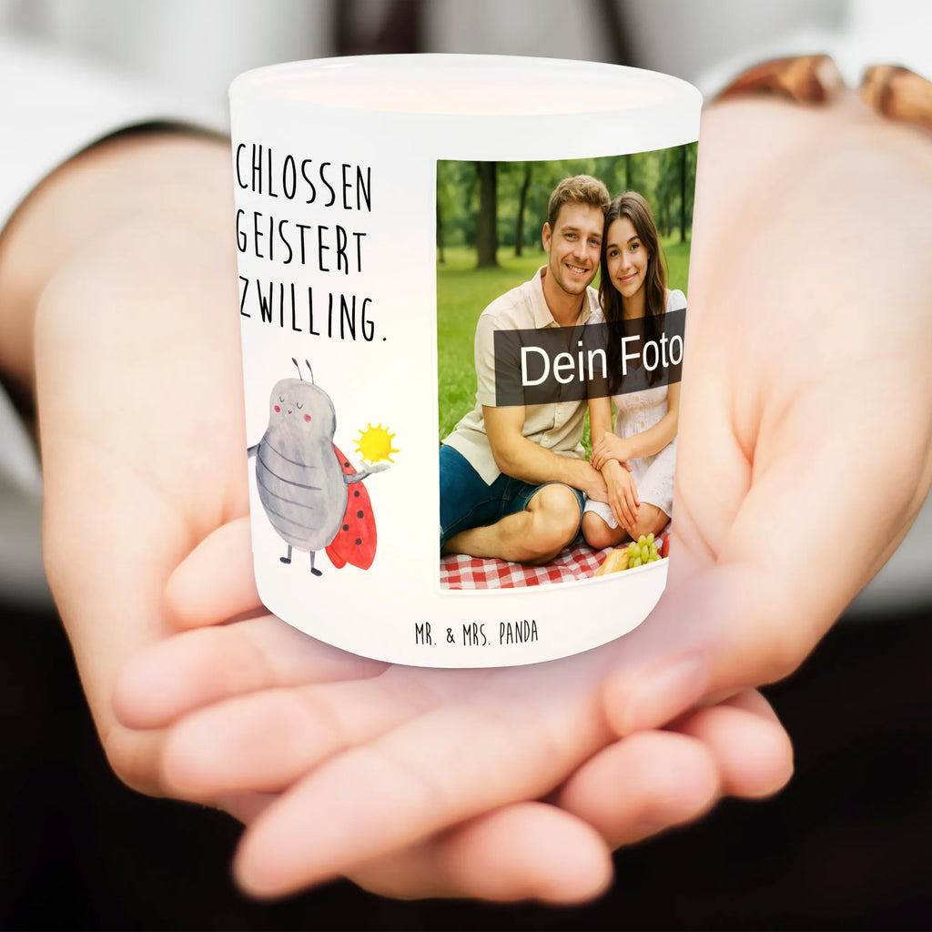 Personalisiertes Foto Windlicht Sternzeichen Zwilling Windlicht mit Foto, Windlichter mit Foto, Windlicht Glas mit Wunschfoto, Windlicht Vintage mit Foto, Windlicht Draußen selber gestalten, Windlicht Garten mit Foto, Windlicht Dekoration mit Foto, Windlicht Modern, Windlicht Design, Windlicht Kerzenhalter, Windlicht Groß, Windlicht Klein, Windlicht Für Draußen, Windlicht Laterne, Windlicht Romantisch, Windlicht Skandinavisch, Windlicht Boho, Windlicht Handgemacht, Windlicht Nachhaltig, Windlicht Geschenk, Windlicht Wohnzimmer, Windlicht Balkon, Windlicht Terrasse, Windlicht Outdoor, Teelichthalter mit Foto, Teelicht Glas mit Foto, Teelichthalter Outdoor mit Foto, Teelichthalter für draußen selber gestalten, Teelichthalter mit Wunschfoto, Foto Teelichthalter, Tierkreiszeichen, Sternzeichen, Horoskop, Astrologie, Aszendent, Zwillinge, Zwilling Geschenk, Zwilling Sternzeichen, Geburtstag Mai, Geschenk Mai, Geschenk Juni, Marienkäfer, Glückskäfer, Zwillingsbruder, Zwillingsschwester