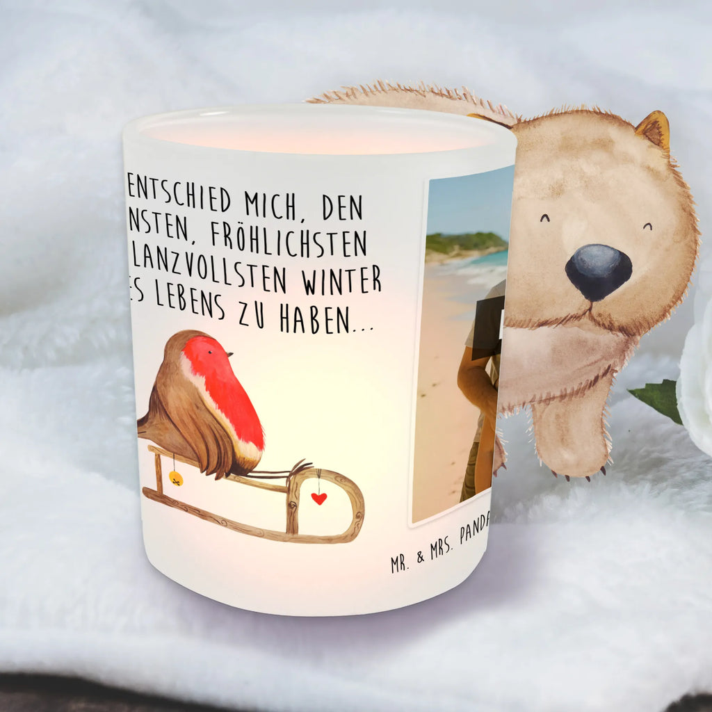 Personalisiertes Foto Windlicht Rotkehlchen Schlitten Teelicht Glas mit Foto, Windlicht Outdoor, Windlicht Skandinavisch, Windlicht Nachhaltig, Windlicht mit Foto, Windlicht Terrasse, Windlicht Draußen selber gestalten, Foto Teelichthalter, Windlicht Dekoration mit Foto, Windlicht Wohnzimmer, Windlicht Modern, Windlicht Design, Windlicht Romantisch, Teelichthalter mit Foto, Windlicht Geschenk, Windlicht Vintage mit Foto, Windlicht Boho, Windlicht Handgemacht, Windlicht Laterne, Windlicht Klein, Teelichthalter mit Wunschfoto, Windlicht Glas mit Wunschfoto, Teelichthalter für draußen selber gestalten, Windlicht Balkon, Windlichter mit Foto, Teelichthalter Outdoor mit Foto, Windlicht Für Draußen, Windlicht Kerzenhalter, Windlicht Garten mit Foto, Windlicht Groß, Winter, Weihnachten, Weihnachtsdeko, Nikolaus, Advent, Heiligabend, Wintermotiv, Vogel, Schlitten