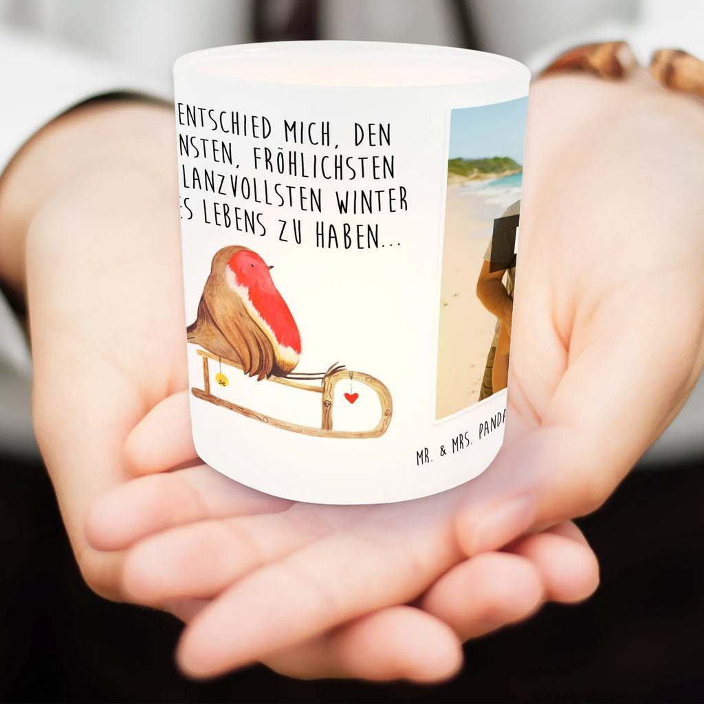 Personalisiertes Foto Windlicht Rotkehlchen Schlitten Teelicht Glas mit Foto, Windlicht Outdoor, Windlicht Skandinavisch, Windlicht Nachhaltig, Windlicht mit Foto, Windlicht Terrasse, Windlicht Draußen selber gestalten, Foto Teelichthalter, Windlicht Dekoration mit Foto, Windlicht Wohnzimmer, Windlicht Modern, Windlicht Design, Windlicht Romantisch, Teelichthalter mit Foto, Windlicht Geschenk, Windlicht Vintage mit Foto, Windlicht Boho, Windlicht Handgemacht, Windlicht Laterne, Windlicht Klein, Teelichthalter mit Wunschfoto, Windlicht Glas mit Wunschfoto, Teelichthalter für draußen selber gestalten, Windlicht Balkon, Windlichter mit Foto, Teelichthalter Outdoor mit Foto, Windlicht Für Draußen, Windlicht Kerzenhalter, Windlicht Garten mit Foto, Windlicht Groß, Winter, Weihnachten, Weihnachtsdeko, Nikolaus, Advent, Heiligabend, Wintermotiv, Vogel, Schlitten