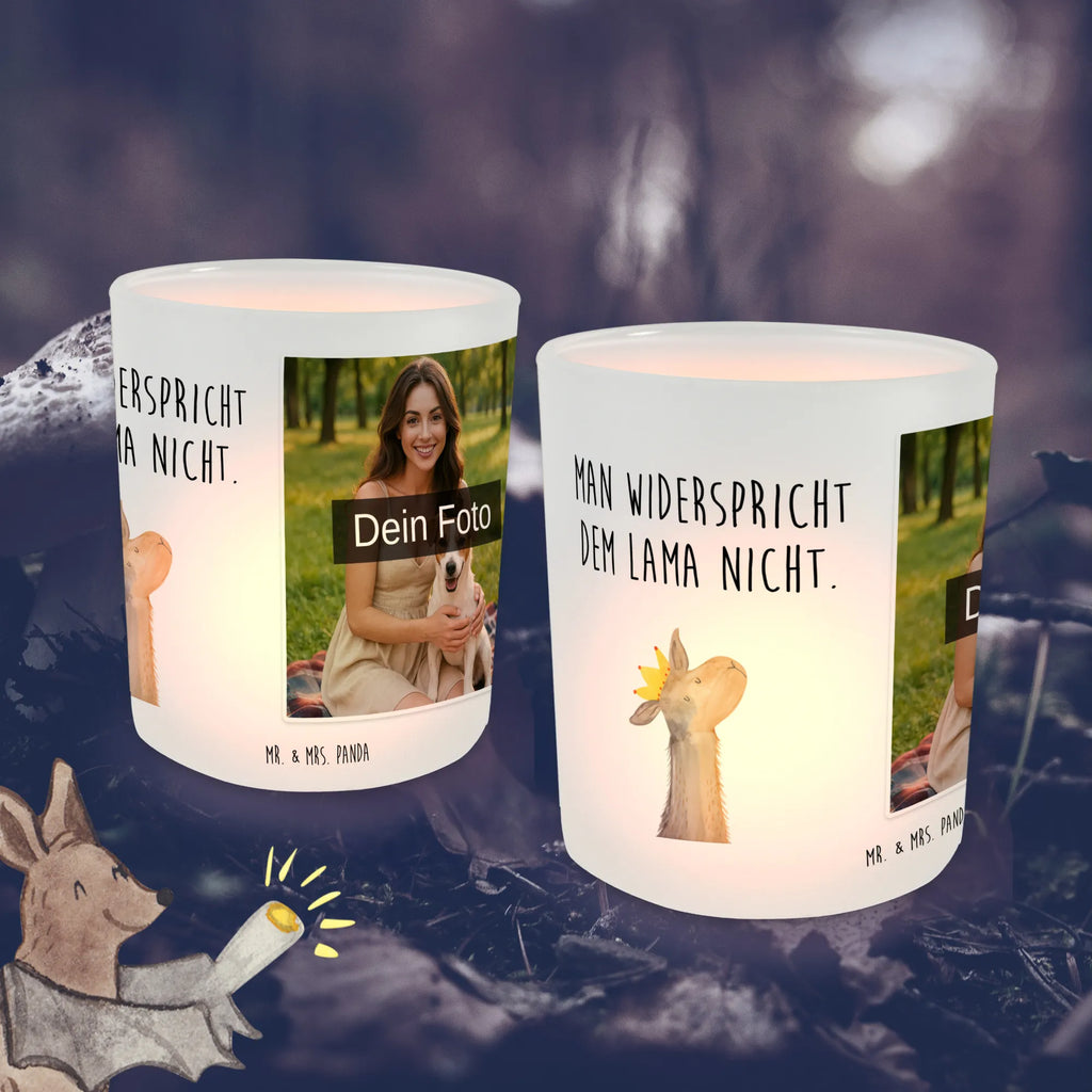 Personalisiertes Foto Windlicht Lamakopf König Windlicht Klein, Windlicht Groß, Windlicht Balkon, Windlicht Laterne, Windlicht Boho, Windlicht Garten mit Foto, Windlicht Nachhaltig, Windlicht Draußen selber gestalten, Windlichter mit Foto, Windlicht Design, Windlicht Dekoration mit Foto, Windlicht Für Draußen, Windlicht mit Foto, Foto Teelichthalter, Windlicht Romantisch, Teelichthalter mit Wunschfoto, Windlicht Glas mit Wunschfoto, Teelichthalter Outdoor mit Foto, Windlicht Terrasse, Windlicht Geschenk, Teelichthalter mit Foto, Windlicht Modern, Windlicht Outdoor, Teelichthalter für draußen selber gestalten, Windlicht Wohnzimmer, Teelicht Glas mit Foto, Windlicht Skandinavisch, Windlicht Kerzenhalter, Windlicht Vintage mit Foto, Windlicht Handgemacht, Lama, Alpaka, Freundin, Chef, Vorgesetzter, Abi, Abitur, König, Papa, Kollegin, Mama, Königin, Lamas, Büro Kollege