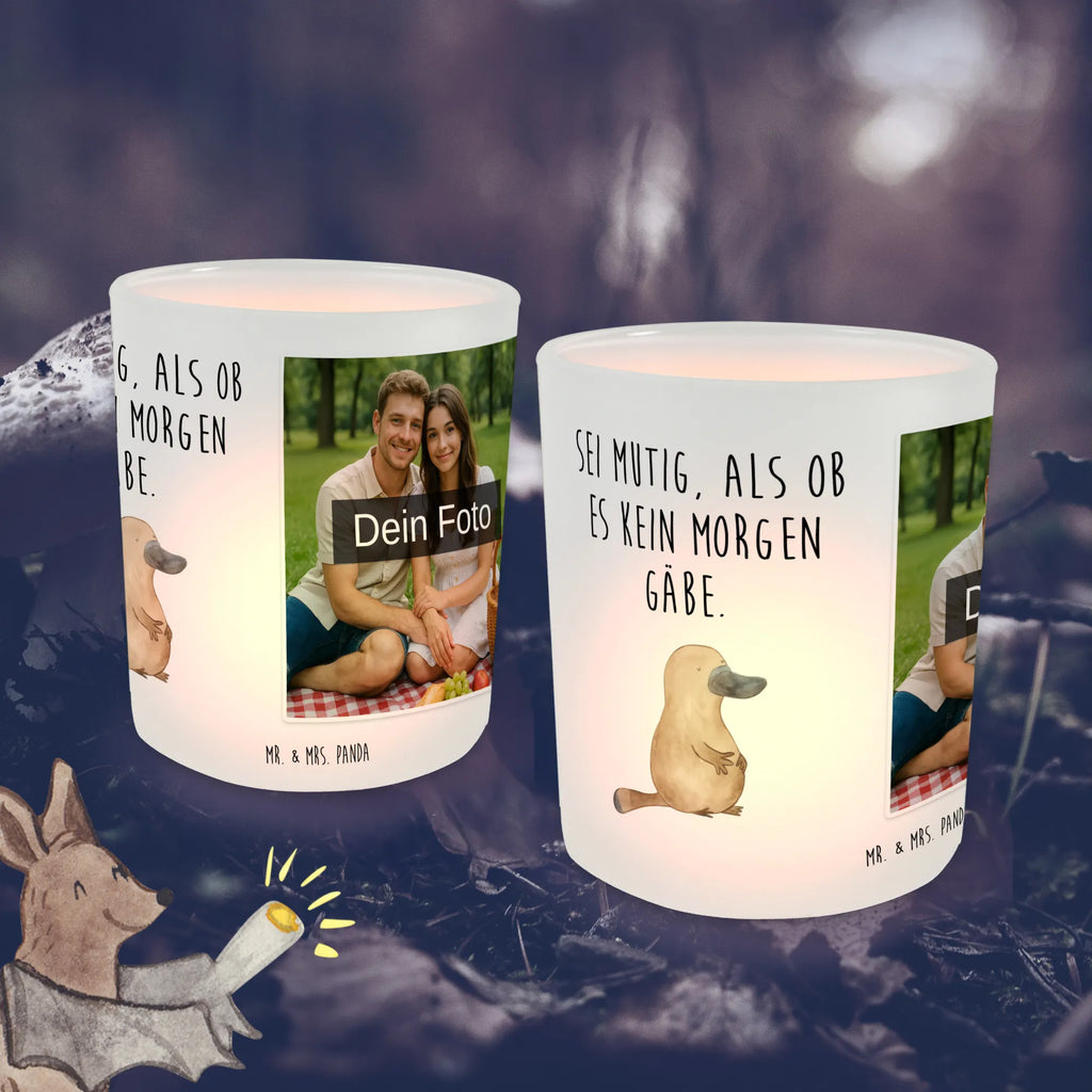 Personalisiertes Foto Windlicht Schnabeltier Mut Windlicht Romantisch, Teelicht Glas mit Foto, Windlicht Für Draußen, Windlicht Garten mit Foto, Windlicht Skandinavisch, Teelichthalter mit Wunschfoto, Windlicht Boho, Windlicht Glas mit Wunschfoto, Windlicht Handgemacht, Teelichthalter für draußen selber gestalten, Foto Teelichthalter, Windlichter mit Foto, Windlicht Dekoration mit Foto, Windlicht Laterne, Teelichthalter mit Foto, Windlicht mit Foto, Windlicht Outdoor, Windlicht Groß, Teelichthalter Outdoor mit Foto, Windlicht Balkon, Windlicht Terrasse, Windlicht Nachhaltig, Windlicht Kerzenhalter, Windlicht Draußen selber gestalten, Windlicht Modern, Windlicht Wohnzimmer, Windlicht Klein, Windlicht Vintage mit Foto, Windlicht Design, Windlicht Geschenk, Meerestiere, Meer, Urlaub, Schnabeltier, Weltreise, Motivation, Training, Neuanfang, Raodtrip, Neustart, mutig, Büro, Schnabeltiere, Mut, Lebensweisheit, Arbeit