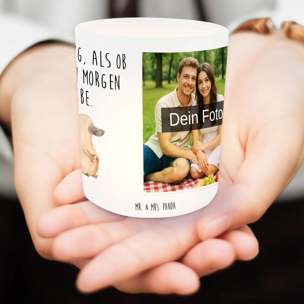 Personalisiertes Foto Windlicht Schnabeltier Mut Windlicht Romantisch, Teelicht Glas mit Foto, Windlicht Für Draußen, Windlicht Garten mit Foto, Windlicht Skandinavisch, Teelichthalter mit Wunschfoto, Windlicht Boho, Windlicht Glas mit Wunschfoto, Windlicht Handgemacht, Teelichthalter für draußen selber gestalten, Foto Teelichthalter, Windlichter mit Foto, Windlicht Dekoration mit Foto, Windlicht Laterne, Teelichthalter mit Foto, Windlicht mit Foto, Windlicht Outdoor, Windlicht Groß, Teelichthalter Outdoor mit Foto, Windlicht Balkon, Windlicht Terrasse, Windlicht Nachhaltig, Windlicht Kerzenhalter, Windlicht Draußen selber gestalten, Windlicht Modern, Windlicht Wohnzimmer, Windlicht Klein, Windlicht Vintage mit Foto, Windlicht Design, Windlicht Geschenk, Meerestiere, Meer, Urlaub, Schnabeltier, Weltreise, Motivation, Training, Neuanfang, Raodtrip, Neustart, mutig, Büro, Schnabeltiere, Mut, Lebensweisheit, Arbeit