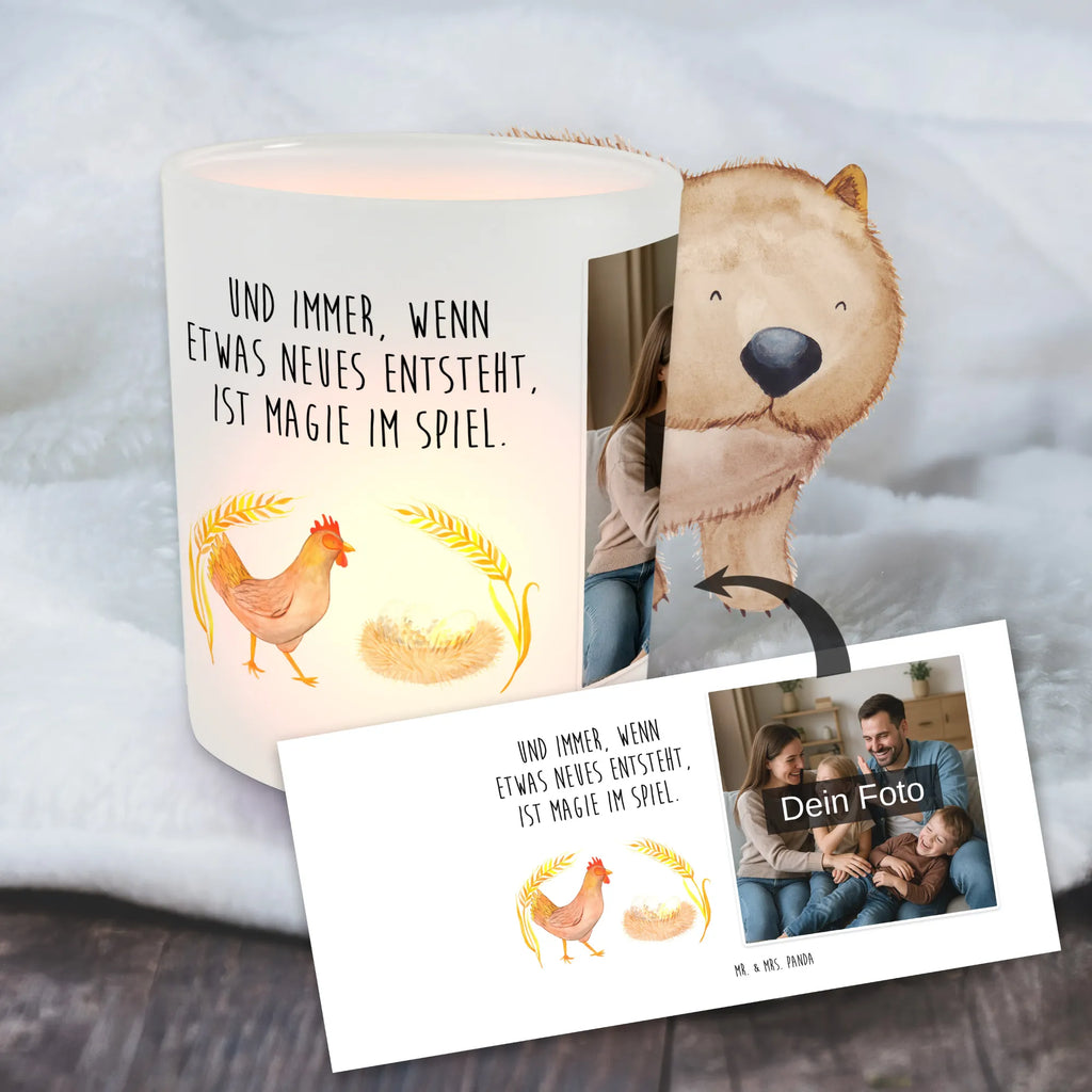 Personalisiertes Foto Windlicht Huhn Stolz Windlicht Design, Teelichthalter mit Wunschfoto, Windlicht Geschenk, Windlicht mit Foto, Windlicht Für Draußen, Windlicht Laterne, Teelichthalter Outdoor mit Foto, Windlicht Boho, Windlicht Garten mit Foto, Windlicht Skandinavisch, Windlicht Terrasse, Foto Teelichthalter, Teelichthalter für draußen selber gestalten, Windlicht Klein, Windlicht Groß, Windlicht Dekoration mit Foto, Windlicht Draußen selber gestalten, Windlicht Handgemacht, Windlicht Wohnzimmer, Windlicht Modern, Windlicht Vintage mit Foto, Windlicht Glas mit Wunschfoto, Windlicht Kerzenhalter, Teelichthalter mit Foto, Windlichter mit Foto, Windlicht Nachhaltig, Windlicht Outdoor, Windlicht Romantisch, Teelicht Glas mit Foto, Windlicht Balkon, Bauernhof, Hoftiere, Landwirt, Landwirtin, Henne, Eier, Schwangerschaft, Hühner, Landleben, Hahn, Spruch, Motivation, Hof, Magie, Geburt