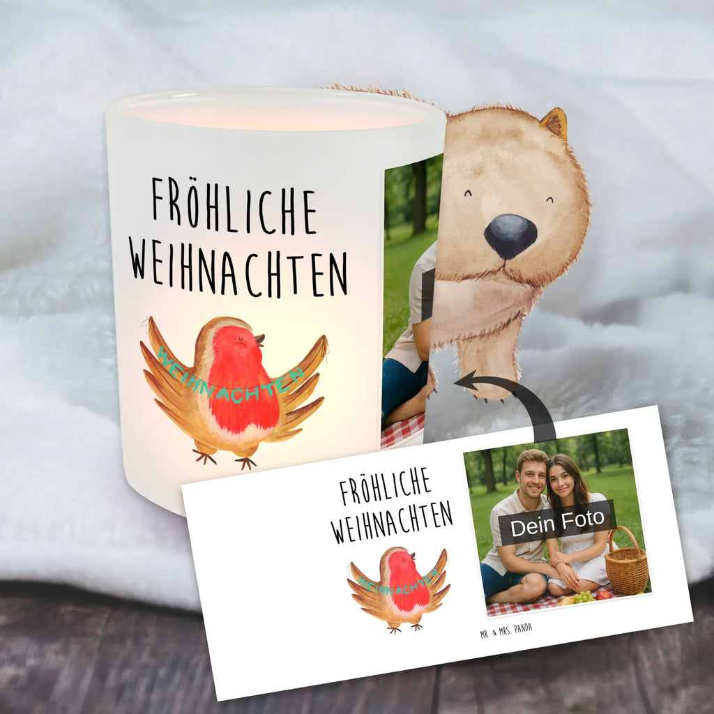 Personalisiertes Foto Windlicht Rotkehlchen Weihnachten Windlicht Groß, Windlicht Kerzenhalter, Windlicht Geschenk, Teelicht Glas mit Foto, Windlicht Handgemacht, Windlicht Garten mit Foto, Windlicht Vintage mit Foto, Windlicht Laterne, Windlicht Glas mit Wunschfoto, Windlicht Klein, Windlicht Modern, Windlicht Dekoration mit Foto, Teelichthalter für draußen selber gestalten, Windlicht Skandinavisch, Windlicht Outdoor, Windlicht Wohnzimmer, Teelichthalter Outdoor mit Foto, Teelichthalter mit Foto, Foto Teelichthalter, Teelichthalter mit Wunschfoto, Windlicht Romantisch, Windlicht Terrasse, Windlicht Balkon, Windlicht Nachhaltig, Windlicht Draußen selber gestalten, Windlicht Für Draußen, Windlichter mit Foto, Windlicht mit Foto, Windlicht Design, Windlicht Boho, Winter, Weihnachten, Weihnachtsdeko, Nikolaus, Advent, Heiligabend, Wintermotiv, Weihnachtsmotiv, Weihnachtsgruß, xmas, Vogel, Frohe Weihnachten