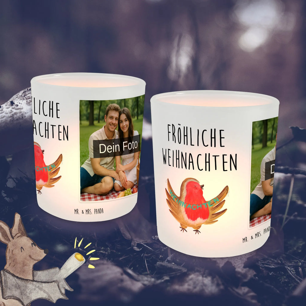 Personalisiertes Foto Windlicht Rotkehlchen Weihnachten Windlicht Groß, Windlicht Kerzenhalter, Windlicht Geschenk, Teelicht Glas mit Foto, Windlicht Handgemacht, Windlicht Garten mit Foto, Windlicht Vintage mit Foto, Windlicht Laterne, Windlicht Glas mit Wunschfoto, Windlicht Klein, Windlicht Modern, Windlicht Dekoration mit Foto, Teelichthalter für draußen selber gestalten, Windlicht Skandinavisch, Windlicht Outdoor, Windlicht Wohnzimmer, Teelichthalter Outdoor mit Foto, Teelichthalter mit Foto, Foto Teelichthalter, Teelichthalter mit Wunschfoto, Windlicht Romantisch, Windlicht Terrasse, Windlicht Balkon, Windlicht Nachhaltig, Windlicht Draußen selber gestalten, Windlicht Für Draußen, Windlichter mit Foto, Windlicht mit Foto, Windlicht Design, Windlicht Boho, Winter, Weihnachten, Weihnachtsdeko, Nikolaus, Advent, Heiligabend, Wintermotiv, Weihnachtsmotiv, Weihnachtsgruß, xmas, Vogel, Frohe Weihnachten