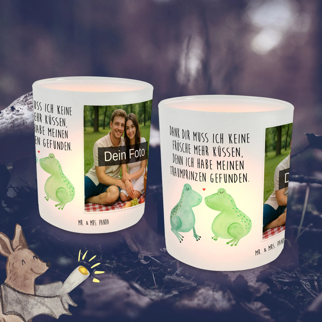 Personalisiertes Foto Windlicht Frosch Liebe Windlicht Wohnzimmer, Windlicht Design, Windlicht Boho, Windlicht Glas mit Wunschfoto, Windlicht Nachhaltig, Windlichter mit Foto, Windlicht Outdoor, Windlicht Laterne, Windlicht Terrasse, Windlicht Skandinavisch, Windlicht Kerzenhalter, Teelicht Glas mit Foto, Teelichthalter mit Foto, Windlicht Garten mit Foto, Windlicht Romantisch, Windlicht mit Foto, Windlicht Klein, Windlicht Dekoration mit Foto, Teelichthalter mit Wunschfoto, Windlicht Für Draußen, Windlicht Handgemacht, Windlicht Modern, Windlicht Groß, Teelichthalter für draußen selber gestalten, Teelichthalter Outdoor mit Foto, Windlicht Balkon, Windlicht Geschenk, Foto Teelichthalter, Windlicht Draußen selber gestalten, Windlicht Vintage mit Foto, Liebe, Partner, Freund, Freundin, Ehemann, Ehefrau, Heiraten, Verlobung, Heiratsantrag, Liebesgeschenk, Jahrestag, Hocheitstag, Geschenk Freund, Liebesbeweis, Froschkönig, Geschenk Hochzeit, Geschenk Freundin, Verheiratet, Frösche, Frosch, Hochzeitstag, Verliebt, Fröschchen, Verlobt
