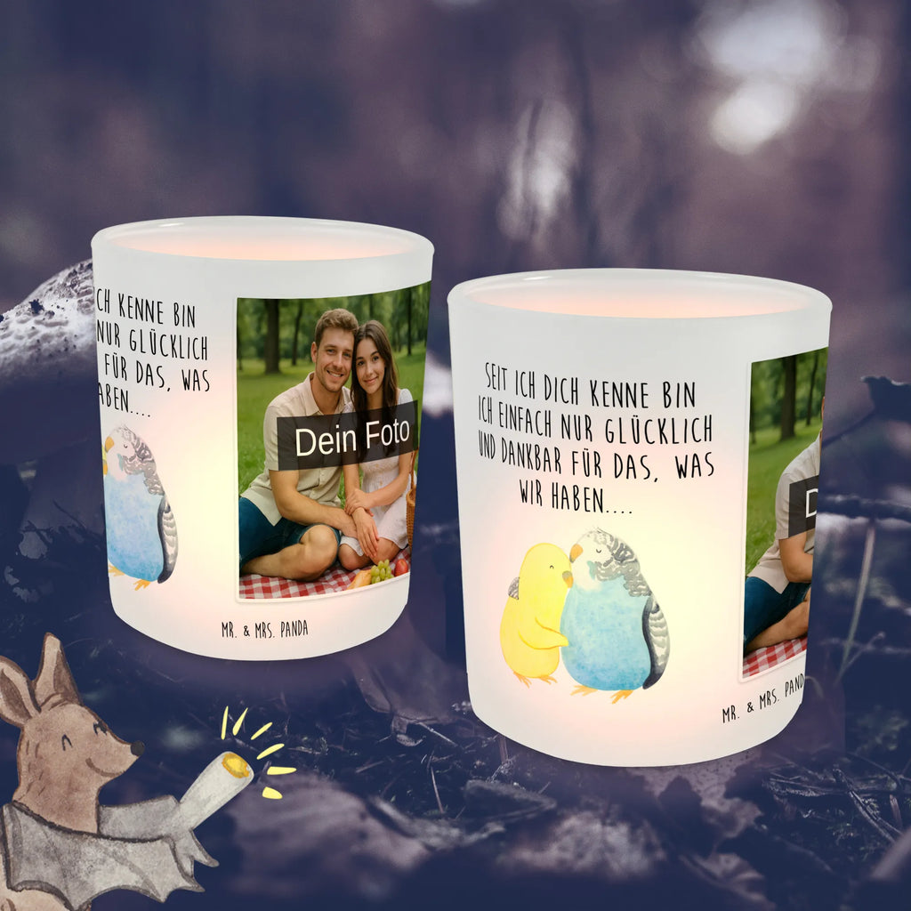Personalisiertes Foto Windlicht Wellensittich Liebe Windlicht Handgemacht, Windlicht Outdoor, Windlicht Geschenk, Windlicht Design, Windlicht Romantisch, Windlicht Vintage mit Foto, Windlicht Balkon, Windlicht Glas mit Wunschfoto, Teelichthalter Outdoor mit Foto, Teelichthalter für draußen selber gestalten, Windlicht Draußen selber gestalten, Teelichthalter mit Wunschfoto, Windlicht Garten mit Foto, Windlicht mit Foto, Teelichthalter mit Foto, Windlicht Laterne, Windlicht Für Draußen, Windlichter mit Foto, Windlicht Wohnzimmer, Windlicht Klein, Foto Teelichthalter, Windlicht Nachhaltig, Windlicht Groß, Windlicht Terrasse, Windlicht Modern, Windlicht Boho, Windlicht Skandinavisch, Teelicht Glas mit Foto, Windlicht Kerzenhalter, Windlicht Dekoration mit Foto, Liebe, Partner, Freund, Freundin, Ehemann, Ehefrau, Heiraten, Verlobung, Heiratsantrag, Liebesgeschenk, Jahrestag, Hocheitstag, Wellensittich, Kuscheln, Nähe, Vertrauen, Vögel