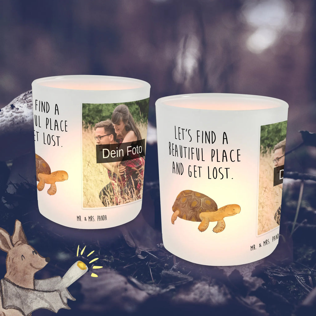 Personalisiertes Foto Windlicht Schildkröte Marschieren Windlicht Design, Windlicht Vintage mit Foto, Windlicht Garten mit Foto, Windlicht mit Foto, Windlicht Modern, Windlicht Groß, Windlicht Glas mit Wunschfoto, Windlicht Geschenk, Windlicht Handgemacht, Windlicht Draußen selber gestalten, Windlicht Outdoor, Foto Teelichthalter, Teelichthalter mit Foto, Windlicht Laterne, Windlicht Für Draußen, Teelichthalter mit Wunschfoto, Windlicht Dekoration mit Foto, Windlicht Boho, Windlicht Balkon, Windlicht Romantisch, Windlicht Nachhaltig, Windlicht Skandinavisch, Teelichthalter für draußen selber gestalten, Teelichthalter Outdoor mit Foto, Windlicht Kerzenhalter, Windlicht Wohnzimmer, Windlichter mit Foto, Windlicht Terrasse, Windlicht Klein, Teelicht Glas mit Foto, Meerestiere, Meer, Urlaub, get lost, Lieblingsmensch, Neustart, Schildkröten, Reiselust, Schildkröte, Inspiration, Abenteuer, Motivation