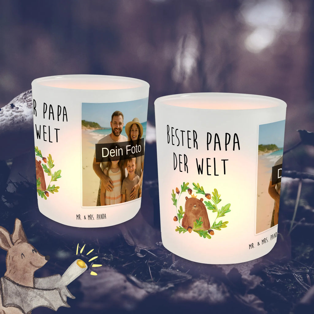 Personalisiertes Foto Windlicht Bär König Windlicht mit Foto, Windlichter mit Foto, Windlicht Glas mit Wunschfoto, Windlicht Vintage mit Foto, Windlicht Draußen selber gestalten, Windlicht Garten mit Foto, Windlicht Dekoration mit Foto, Windlicht Modern, Windlicht Design, Windlicht Kerzenhalter, Windlicht Groß, Windlicht Klein, Windlicht Für Draußen, Windlicht Laterne, Windlicht Romantisch, Windlicht Skandinavisch, Windlicht Boho, Windlicht Handgemacht, Windlicht Nachhaltig, Windlicht Geschenk, Windlicht Wohnzimmer, Windlicht Balkon, Windlicht Terrasse, Windlicht Outdoor, Teelichthalter mit Foto, Teelicht Glas mit Foto, Teelichthalter Outdoor mit Foto, Teelichthalter für draußen selber gestalten, Teelichthalter mit Wunschfoto, Foto Teelichthalter, Bär, Teddy, Teddybär, Papa, Papa Bär, bester Vater, bester Papa, weltbester Papa, Vatertag, Vater, Dad, Daddy, Papi