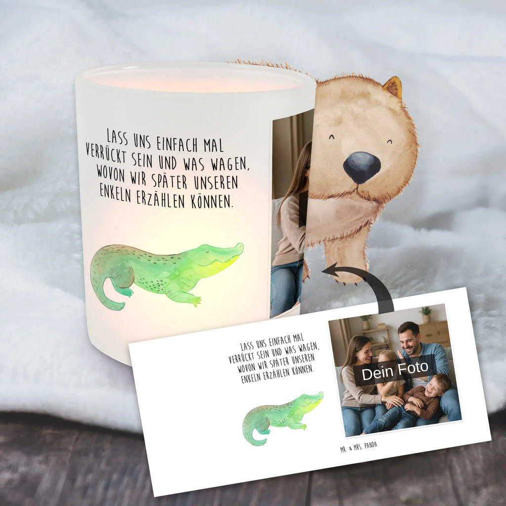 Personalisiertes Foto Windlicht Krokodil Windlicht mit Foto, Windlichter mit Foto, Windlicht Glas mit Wunschfoto, Windlicht Vintage mit Foto, Windlicht Draußen selber gestalten, Windlicht Garten mit Foto, Windlicht Dekoration mit Foto, Windlicht Modern, Windlicht Design, Windlicht Kerzenhalter, Windlicht Groß, Windlicht Klein, Windlicht Für Draußen, Windlicht Laterne, Windlicht Romantisch, Windlicht Skandinavisch, Windlicht Boho, Windlicht Handgemacht, Windlicht Nachhaltig, Windlicht Geschenk, Windlicht Wohnzimmer, Windlicht Balkon, Windlicht Terrasse, Windlicht Outdoor, Teelichthalter mit Foto, Teelicht Glas mit Foto, Teelichthalter Outdoor mit Foto, Teelichthalter für draußen selber gestalten, Teelichthalter mit Wunschfoto, Foto Teelichthalter, Meerestiere, Meer, Urlaub, Krokodil, Krokodile, verrückt sein, spontan sein, Abenteuerlust, Reiselust, Freundin, beste Freundin, Lieblingsmensch