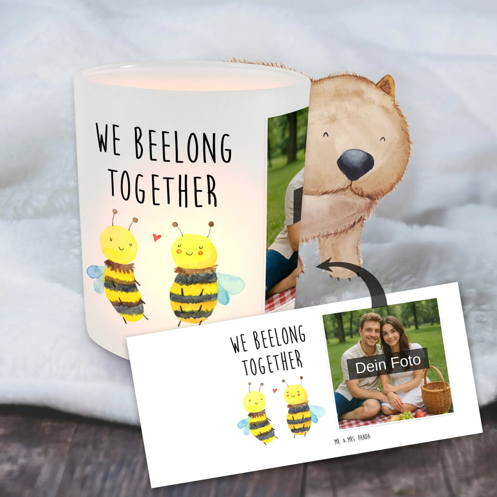 Personalisiertes Foto Windlicht Biene Verliebt Windlicht Vintage mit Foto, Teelichthalter für draußen selber gestalten, Windlichter mit Foto, Windlicht Garten mit Foto, Windlicht Dekoration mit Foto, Teelichthalter mit Wunschfoto, Foto Teelichthalter, Windlicht Glas mit Wunschfoto, Teelicht Glas mit Foto, Teelichthalter mit Foto, Windlicht Groß, Windlicht Laterne, Windlicht Draußen selber gestalten, Windlicht mit Foto, Teelichthalter Outdoor mit Foto, Windlicht Kerzenhalter, Windlicht Für Draußen, Biene, Wespe, Hummel