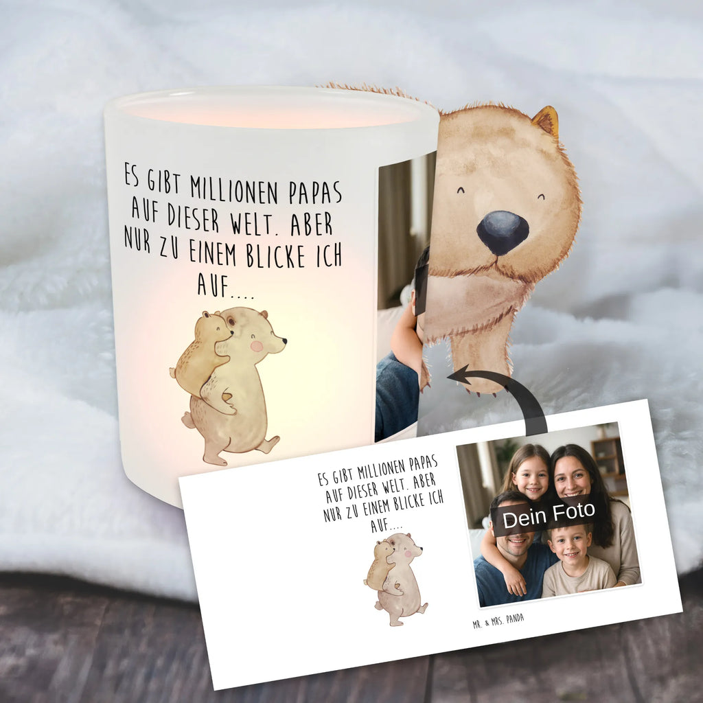Personalisiertes Foto Windlicht Papa Bär Windlicht mit Foto, Windlicht Laterne, Windlicht Kerzenhalter, Windlicht Romantisch, Foto Teelichthalter, Teelichthalter für draußen selber gestalten, Windlicht Glas mit Wunschfoto, Teelicht Glas mit Foto, Windlicht Design, Windlicht Skandinavisch, Windlicht Modern, Windlicht Draußen selber gestalten, Windlicht Outdoor, Teelichthalter Outdoor mit Foto, Teelichthalter mit Foto, Windlicht Balkon, Windlicht Wohnzimmer, Teelichthalter mit Wunschfoto, Windlichter mit Foto, Windlicht Garten mit Foto, Windlicht Vintage mit Foto, Windlicht Handgemacht, Windlicht Klein, Windlicht Boho, Windlicht Dekoration mit Foto, Windlicht Für Draußen, Windlicht Nachhaltig, Windlicht Geschenk, Windlicht Groß, Windlicht Terrasse, Familie, Vatertag, Muttertag, Bruder, Schwester, Mama, Papa, Oma, Opa, Onkel, Geburtstag, Geschenk, Vater, Papi, Vati