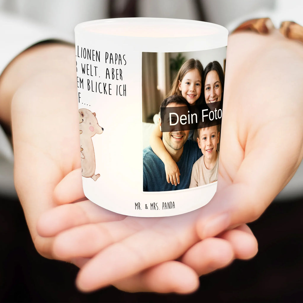 Personalisiertes Foto Windlicht Papa Bär Windlicht mit Foto, Windlicht Laterne, Windlicht Kerzenhalter, Windlicht Romantisch, Foto Teelichthalter, Teelichthalter für draußen selber gestalten, Windlicht Glas mit Wunschfoto, Teelicht Glas mit Foto, Windlicht Design, Windlicht Skandinavisch, Windlicht Modern, Windlicht Draußen selber gestalten, Windlicht Outdoor, Teelichthalter Outdoor mit Foto, Teelichthalter mit Foto, Windlicht Balkon, Windlicht Wohnzimmer, Teelichthalter mit Wunschfoto, Windlichter mit Foto, Windlicht Garten mit Foto, Windlicht Vintage mit Foto, Windlicht Handgemacht, Windlicht Klein, Windlicht Boho, Windlicht Dekoration mit Foto, Windlicht Für Draußen, Windlicht Nachhaltig, Windlicht Geschenk, Windlicht Groß, Windlicht Terrasse, Familie, Vatertag, Muttertag, Bruder, Schwester, Mama, Papa, Oma, Opa, Onkel, Geburtstag, Geschenk, Vater, Papi, Vati