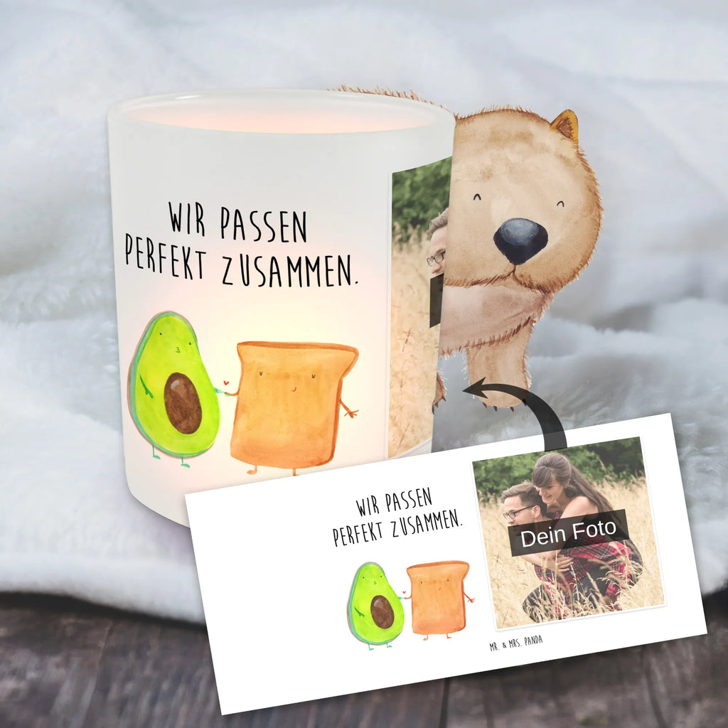 Personalisiertes Foto Windlicht Avocado Toast Windlichter mit Foto, Windlicht Vintage mit Foto, Foto Teelichthalter, Windlicht Laterne, Windlicht Design, Windlicht Nachhaltig, Teelichthalter für draußen selber gestalten, Windlicht Klein, Windlicht Groß, Windlicht Wohnzimmer, Windlicht Garten mit Foto, Teelichthalter Outdoor mit Foto, Windlicht Modern, Windlicht Geschenk, Windlicht Für Draußen, Windlicht Glas mit Wunschfoto, Teelichthalter mit Wunschfoto, Windlicht Boho, Windlicht Skandinavisch, Teelicht Glas mit Foto, Windlicht Balkon, Windlicht Romantisch, Windlicht mit Foto, Teelichthalter mit Foto, Windlicht Kerzenhalter, Windlicht Dekoration mit Foto, Windlicht Outdoor, Windlicht Draußen selber gestalten, Windlicht Terrasse, Windlicht Handgemacht, Avocado, Veggie, Vegan, Gesund, Freundin, Pärchen, Jahrestagsgeschenk, Toast, Freund, Verlobt, Liebespaar, Jahrestag, Hochzeit, Toastbrot, Hochzeitsgeschenk, Verlobungsparty