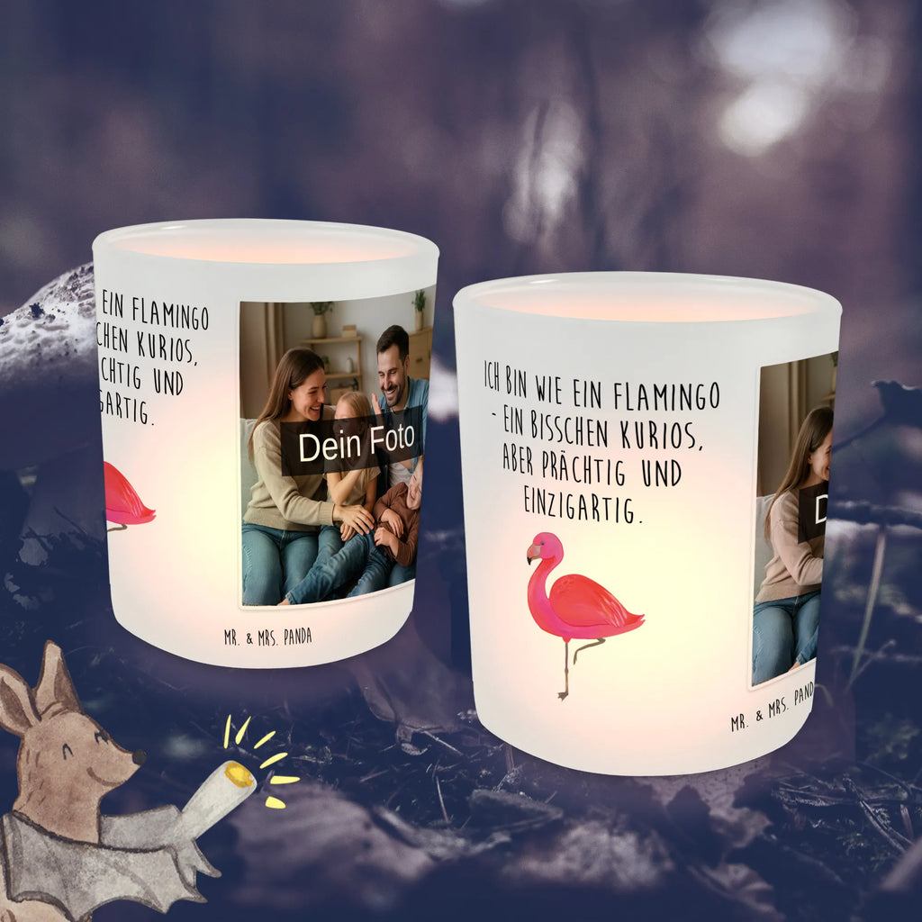Personalisiertes Foto Windlicht Flamingo Classic Windlicht Laterne, Teelichthalter Outdoor mit Foto, Windlicht Kerzenhalter, Windlicht Modern, Windlicht Groß, Windlicht Design, Windlicht Dekoration mit Foto, Windlicht Skandinavisch, Windlicht Geschenk, Windlicht Glas mit Wunschfoto, Windlicht Für Draußen, Windlicht Nachhaltig, Windlicht Terrasse, Windlicht Boho, Windlicht Outdoor, Windlicht Romantisch, Teelicht Glas mit Foto, Windlicht Klein, Windlicht Handgemacht, Windlicht Garten mit Foto, Teelichthalter mit Foto, Windlicht Vintage mit Foto, Windlicht mit Foto, Windlicht Draußen selber gestalten, Windlicht Balkon, Windlichter mit Foto, Foto Teelichthalter, Teelichthalter mit Wunschfoto, Teelichthalter für draußen selber gestalten, Windlicht Wohnzimmer, Flamingo, Selbstliebe, Außenseiter, Stolz, ich, für mich, Geschwister, Einzigartig, Spruch, Freundin, Sohn, Tochter, Freundinnen