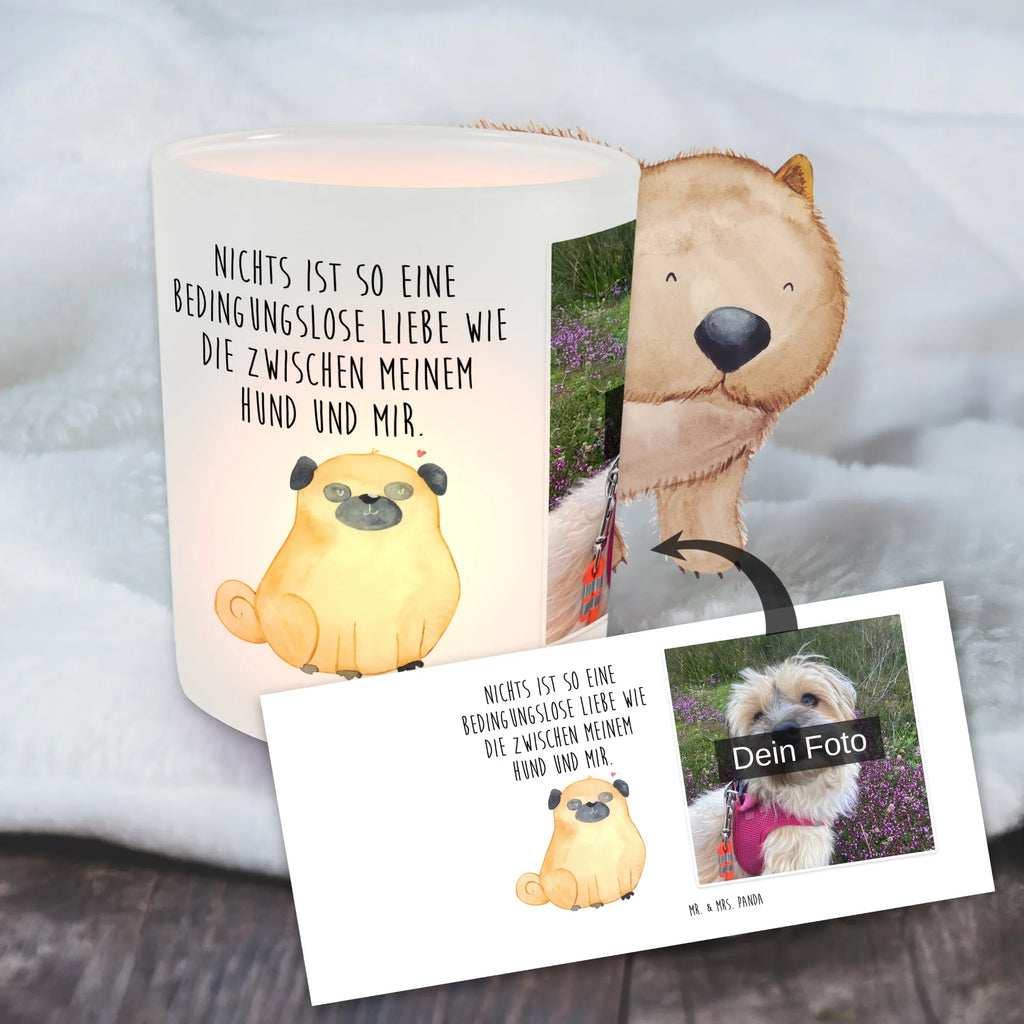 Personalisiertes Foto Windlicht Mops Windlicht mit Foto, Windlichter mit Foto, Windlicht Glas mit Wunschfoto, Windlicht Vintage mit Foto, Windlicht Draußen selber gestalten, Windlicht Garten mit Foto, Windlicht Dekoration mit Foto, Windlicht Modern, Windlicht Design, Windlicht Kerzenhalter, Windlicht Groß, Windlicht Klein, Windlicht Für Draußen, Windlicht Laterne, Windlicht Romantisch, Windlicht Skandinavisch, Windlicht Boho, Windlicht Handgemacht, Windlicht Nachhaltig, Windlicht Geschenk, Windlicht Wohnzimmer, Windlicht Balkon, Windlicht Terrasse, Windlicht Outdoor, Teelichthalter mit Foto, Teelicht Glas mit Foto, Teelichthalter Outdoor mit Foto, Teelichthalter für draußen selber gestalten, Teelichthalter mit Wunschfoto, Foto Teelichthalter, Hund, Hundemotiv, Haustier, Hunderasse, Tierliebhaber, Hundebesitzer, Sprüche, Mops, Liebe, Hundeliebe