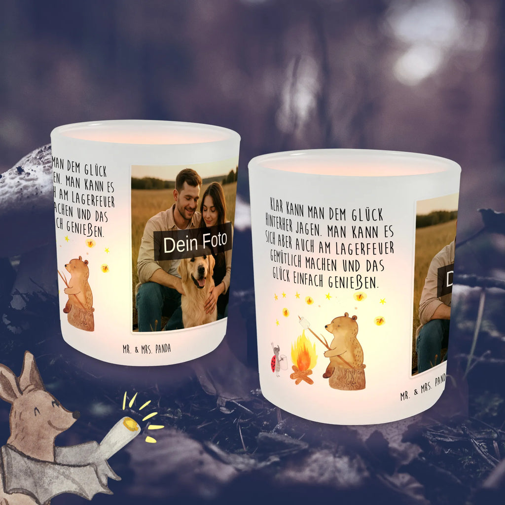 Personalisiertes Foto Windlicht Bär & Marienkäfer Lagerfeuer Windlicht mit Foto, Windlichter mit Foto, Windlicht Glas mit Wunschfoto, Windlicht Vintage mit Foto, Windlicht Draußen selber gestalten, Windlicht Garten mit Foto, Windlicht Dekoration mit Foto, Windlicht Modern, Windlicht Design, Windlicht Kerzenhalter, Windlicht Groß, Windlicht Klein, Windlicht Für Draußen, Windlicht Laterne, Windlicht Romantisch, Windlicht Skandinavisch, Windlicht Boho, Windlicht Handgemacht, Windlicht Nachhaltig, Windlicht Geschenk, Windlicht Wohnzimmer, Windlicht Balkon, Windlicht Terrasse, Windlicht Outdoor, Teelichthalter mit Foto, Teelicht Glas mit Foto, Teelichthalter Outdoor mit Foto, Teelichthalter für draußen selber gestalten, Teelichthalter mit Wunschfoto, Foto Teelichthalter, Bär, Teddy, Teddybär, Lagerfeuer