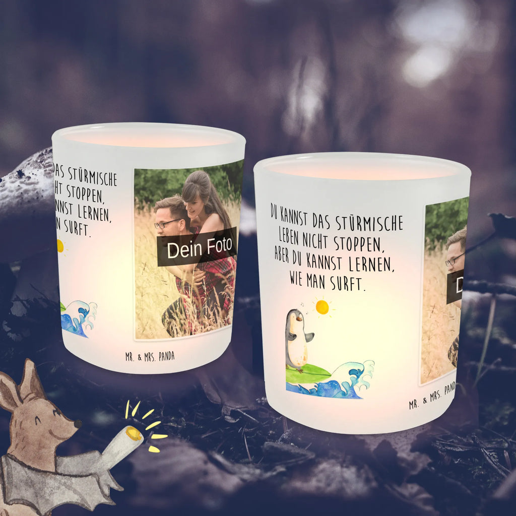 Personalisiertes Foto Windlicht Pinguin Surfer Teelichthalter mit Foto, Windlicht Skandinavisch, Windlicht Groß, Windlicht Handgemacht, Windlicht Design, Windlicht Für Draußen, Windlicht Nachhaltig, Windlicht Modern, Windlicht Laterne, Windlicht Romantisch, Windlicht Garten mit Foto, Windlicht Vintage mit Foto, Teelicht Glas mit Foto, Windlicht mit Foto, Windlicht Terrasse, Teelichthalter für draußen selber gestalten, Windlicht Wohnzimmer, Windlicht Draußen selber gestalten, Windlicht Boho, Windlicht Outdoor, Windlicht Dekoration mit Foto, Teelichthalter Outdoor mit Foto, Teelichthalter mit Wunschfoto, Windlicht Klein, Windlicht Glas mit Wunschfoto, Windlicht Kerzenhalter, Windlicht Geschenk, Windlicht Balkon, Windlichter mit Foto, Foto Teelichthalter, Pinguin, Wellen reiten, Surfer, Hawaii, Pinguine, Portugal, surfen, Urlaub, Wellen