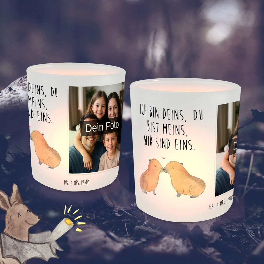 Personalisiertes Foto Windlicht Capybara Liebe Windlicht Kerzenhalter, Windlichter mit Foto, Windlicht Klein, Windlicht Glas mit Wunschfoto, Windlicht mit Foto, Windlicht Für Draußen, Windlicht Wohnzimmer, Teelichthalter mit Wunschfoto, Teelichthalter Outdoor mit Foto, Teelichthalter mit Foto, Windlicht Dekoration mit Foto, Windlicht Draußen selber gestalten, Windlicht Modern, Teelicht Glas mit Foto, Windlicht Romantisch, Windlicht Terrasse, Foto Teelichthalter, Windlicht Balkon, Windlicht Vintage mit Foto, Windlicht Skandinavisch, Windlicht Design, Windlicht Garten mit Foto, Windlicht Laterne, Windlicht Geschenk, Windlicht Handgemacht, Windlicht Nachhaltig, Windlicht Groß, Windlicht Outdoor, Teelichthalter für draußen selber gestalten, Windlicht Boho, Tiermotive, Gute Laune, lustige Sprüche, Tiere, Verschmolzen, Capybara, Ich bin deins, Handgezeichnet, Kuschel Capybaras, Du bist meins, Herzlich, verliebt, Liebe, Partnertiere, Jahrestag, Paar, Romantisches Geschenk, Ehejubiläum, Liebesbeweis, Beziehung, Tierliebe, Liebesspruch, Valentinstag, Geschenkidee