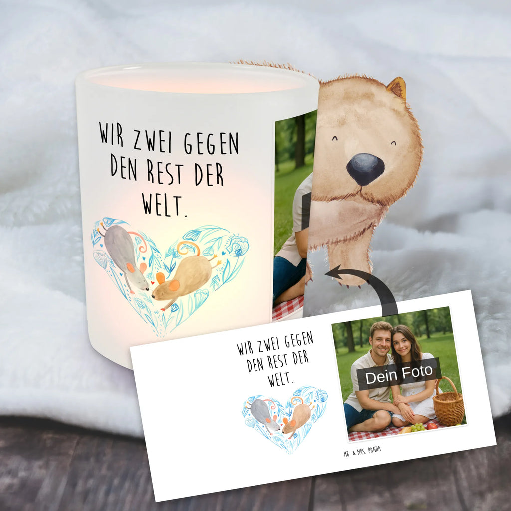 Personalisiertes Foto Windlicht Mäuse Herz Windlicht Modern, Windlicht Terrasse, Windlicht Dekoration mit Foto, Teelichthalter mit Wunschfoto, Windlicht mit Foto, Teelichthalter Outdoor mit Foto, Windlicht Balkon, Windlicht Glas mit Wunschfoto, Windlicht Vintage mit Foto, Windlicht Groß, Windlicht Wohnzimmer, Teelichthalter für draußen selber gestalten, Windlicht Garten mit Foto, Teelicht Glas mit Foto, Windlicht Für Draußen, Teelichthalter mit Foto, Windlicht Klein, Windlicht Boho, Windlicht Romantisch, Windlicht Outdoor, Windlicht Kerzenhalter, Windlicht Laterne, Windlichter mit Foto, Windlicht Handgemacht, Foto Teelichthalter, Windlicht Nachhaltig, Windlicht Geschenk, Windlicht Skandinavisch, Windlicht Draußen selber gestalten, Windlicht Design, Liebe, Partner, Freund, Freundin, Ehemann, Ehefrau, Heiraten, Verlobung, Heiratsantrag, Liebesgeschenk, Jahrestag, Hocheitstag, Lieblingsmensch, Liebesbeweis, Gemeinsamkeit, Maus, Love, Geschenk für zwei, Hochzeit, Mäuse, Liebesbotschaft