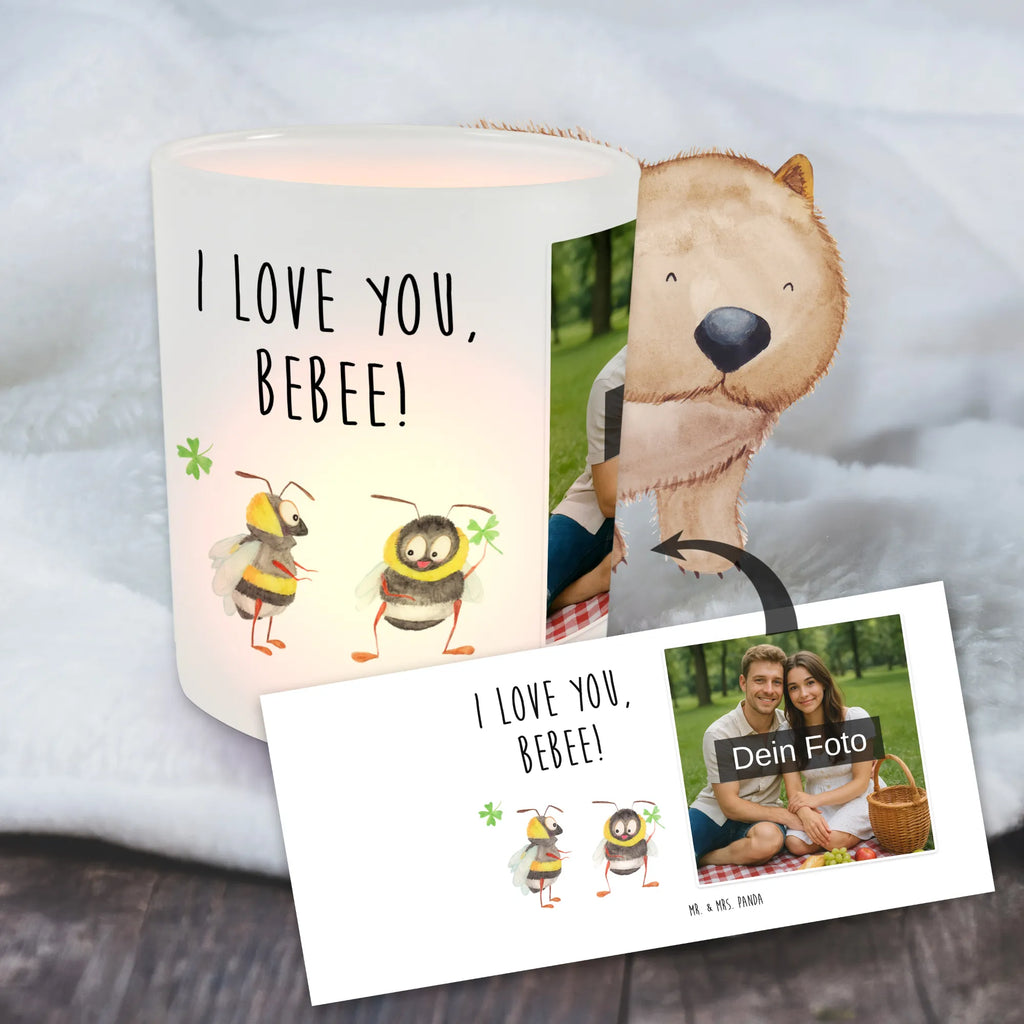 Personalisiertes Foto Windlicht Bienen Paar Windlicht Draußen selber gestalten, Windlicht Design, Windlicht Klein, Windlicht Terrasse, Windlicht Romantisch, Windlicht Modern, Windlicht Garten mit Foto, Windlicht Dekoration mit Foto, Teelichthalter mit Foto, Windlicht Wohnzimmer, Windlicht mit Foto, Teelichthalter Outdoor mit Foto, Windlicht Boho, Windlicht Nachhaltig, Windlicht Skandinavisch, Windlicht Groß, Windlicht Vintage mit Foto, Teelichthalter für draußen selber gestalten, Windlicht Geschenk, Windlicht Glas mit Wunschfoto, Windlicht Für Draußen, Windlicht Balkon, Windlicht Laterne, Foto Teelichthalter, Windlicht Outdoor, Teelichthalter mit Wunschfoto, Windlicht Kerzenhalter, Windlicht Handgemacht, Windlichter mit Foto, Teelicht Glas mit Foto, Liebe, Partner, Freund, Freundin, Ehemann, Ehefrau, Heiraten, Verlobung, Heiratsantrag, Liebesgeschenk, Jahrestag, Hocheitstag, Geschenk für Freundin, Geschenk für Frauen, für Männer, für Ehemann, Mitbringsel, Hochzeitstag, Liebesbeweis, verliebte Schildkröten, Geschenk für Partner, Valentinstag, Schildkröten