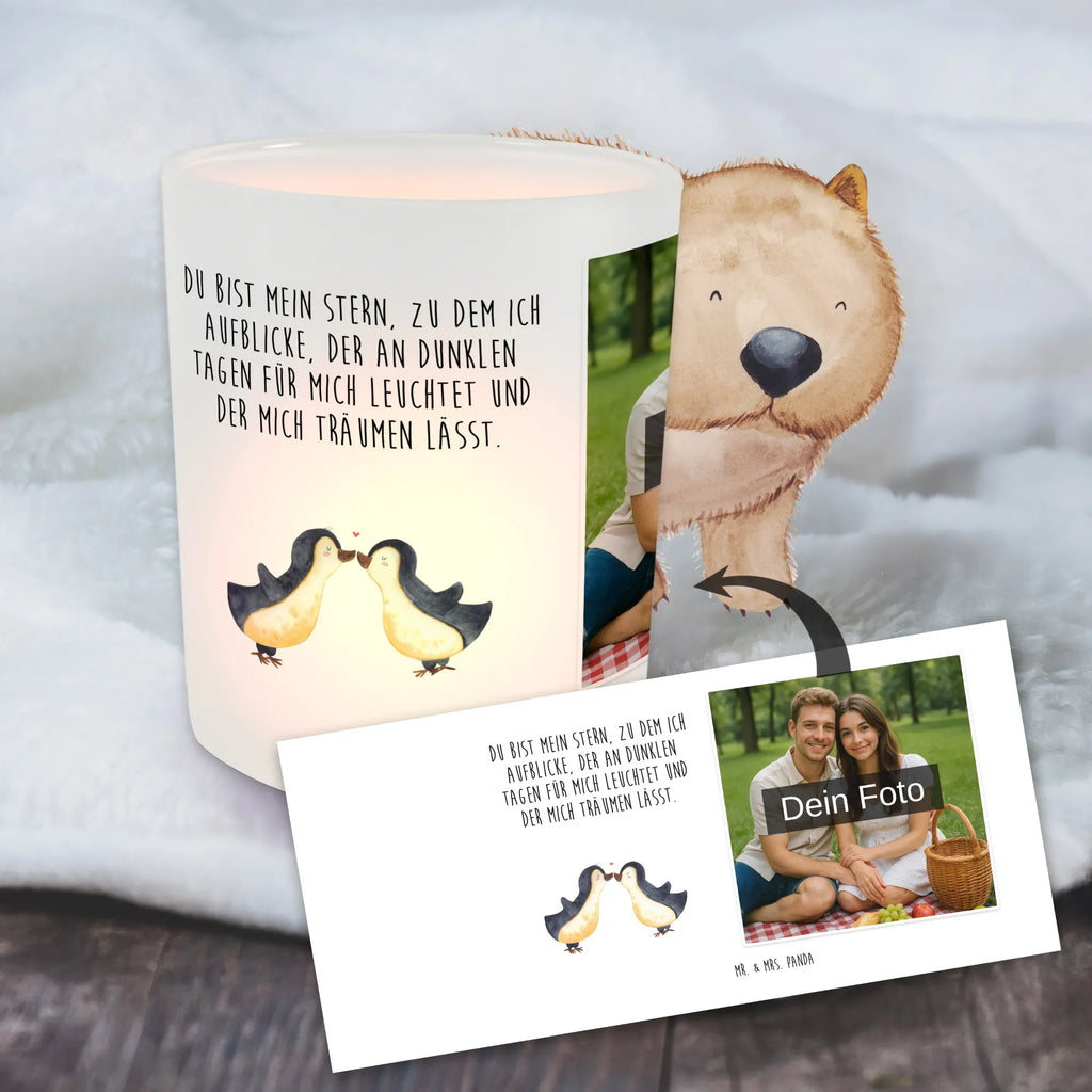 Personalisiertes Foto Windlicht Pinguin Liebe Windlicht Modern, Windlicht Romantisch, Windlicht Boho, Windlicht Geschenk, Windlicht Vintage mit Foto, Teelicht Glas mit Foto, Windlicht Design, Windlicht Nachhaltig, Windlicht Outdoor, Windlicht Kerzenhalter, Windlicht Skandinavisch, Windlicht Handgemacht, Windlicht Balkon, Teelichthalter mit Foto, Windlicht Glas mit Wunschfoto, Foto Teelichthalter, Teelichthalter Outdoor mit Foto, Teelichthalter für draußen selber gestalten, Windlicht Draußen selber gestalten, Windlicht mit Foto, Windlichter mit Foto, Windlicht Groß, Windlicht Laterne, Windlicht Wohnzimmer, Windlicht Klein, Windlicht Terrasse, Windlicht Garten mit Foto, Windlicht Für Draußen, Windlicht Dekoration mit Foto, Teelichthalter mit Wunschfoto, Liebe, Partner, Freund, Freundin, Ehemann, Ehefrau, Heiraten, Verlobung, Heiratsantrag, Liebesgeschenk, Jahrestag, Hocheitstag, Hochzeitstag, Geschenk Freundin, Love, Geschenk Hochzeitstag, Liebesspruch, Pinguine, Pinguinpaar, Verlobter, Pinguin Paar, Pinguin, Paar, Geschenkidee, Geschenk Freund, Pärchen. Liebespaar, Verlobte, Gastgeschenk, Liebesbeweis, Pinguin Liebe, Hochzeit